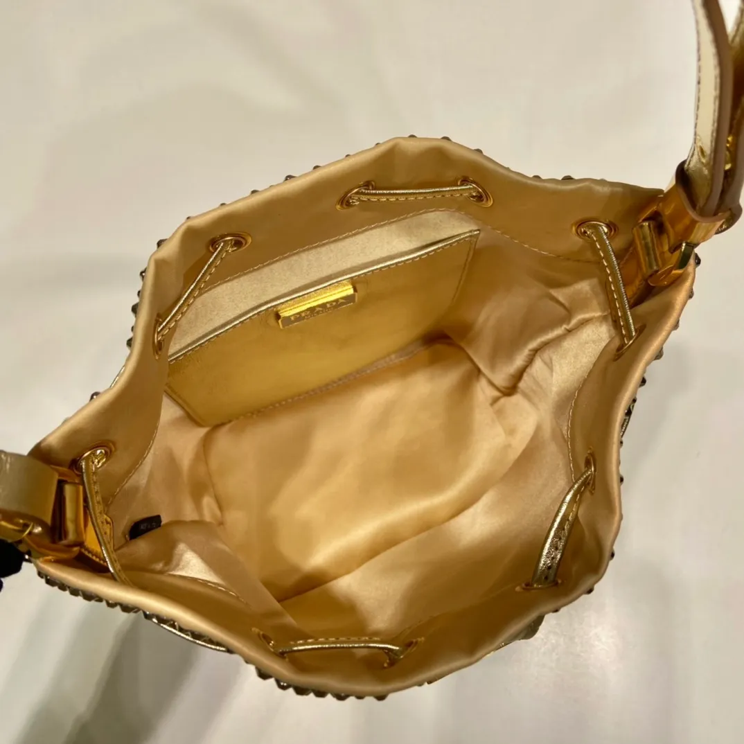 💰1260🎉Crystal Bucket Bag🎉1BE067🎉🎉 This crystal bucket is made of a combination of imported imitation crystal and satin materials, with an enamel-coated metal triangle logo decorative opening and closing design. The short shoulder strap is adjustable in length, and the long shoulder strap is detachable and adjustable. So cute😍, the effect of bling bling is very eye-catching, easy to create a large space🎉🎉Cute and cool, don’t you feel excited😙😙, beauties. Get it now. So beautiful, so in love😋😋 Length 16x height 21 bottom 10cm🎉🎉🎉👏👏👏