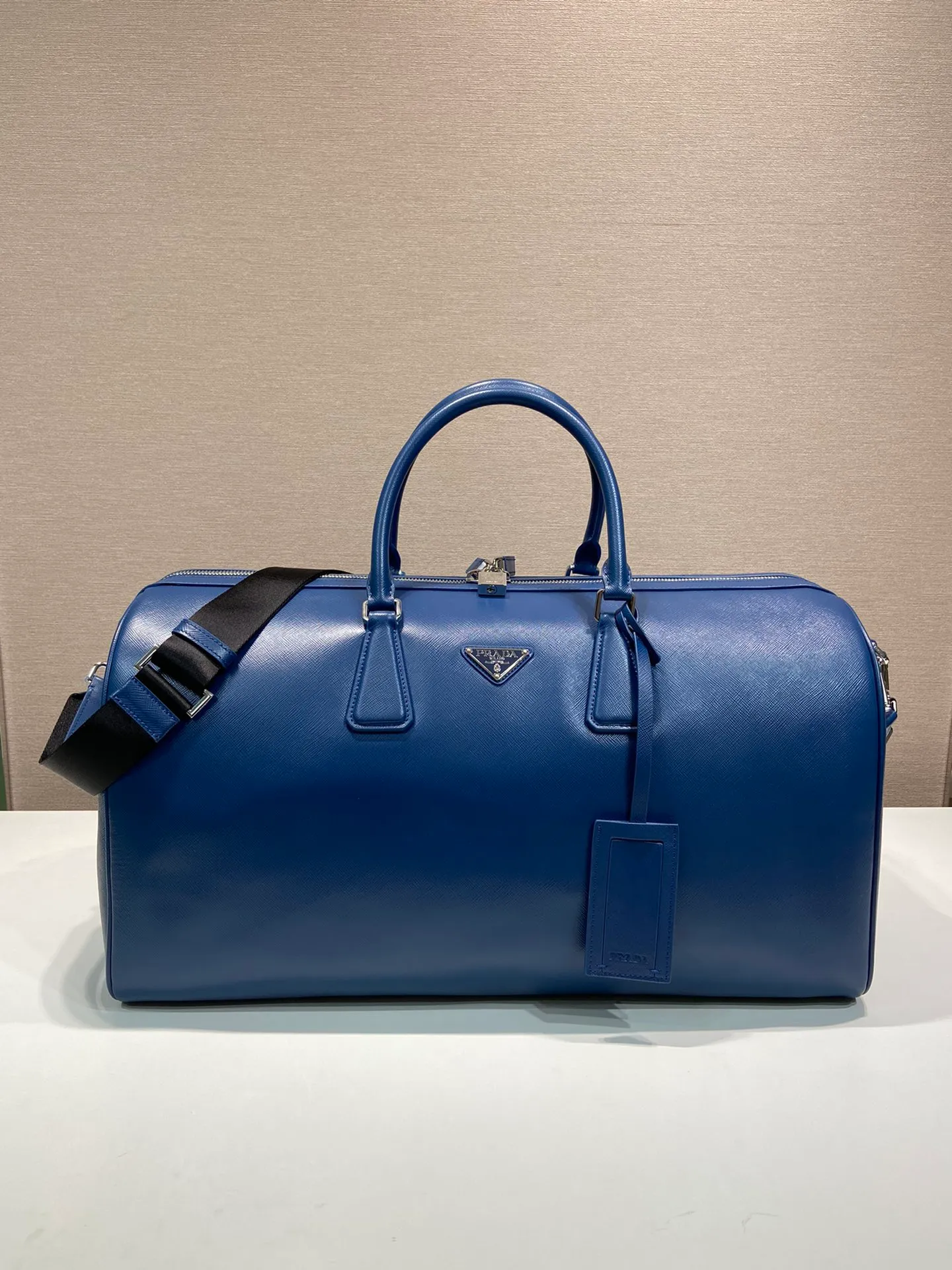 💰2360🎉New travel bag🎉2VC018🎉🎉New color This elegant travel bag is made of Saffiano leather, equipped with a wraparound zipper and nylon shoulder strap, highlighting the rigorous design concept. It's finished with a leather name tag and metal lock with engraved logo. Simple and elegant. Hurry up and get it🎉🎉 Length 50x Height 27.5x Bottom 25cm🎉🎉🎉👏👏👏