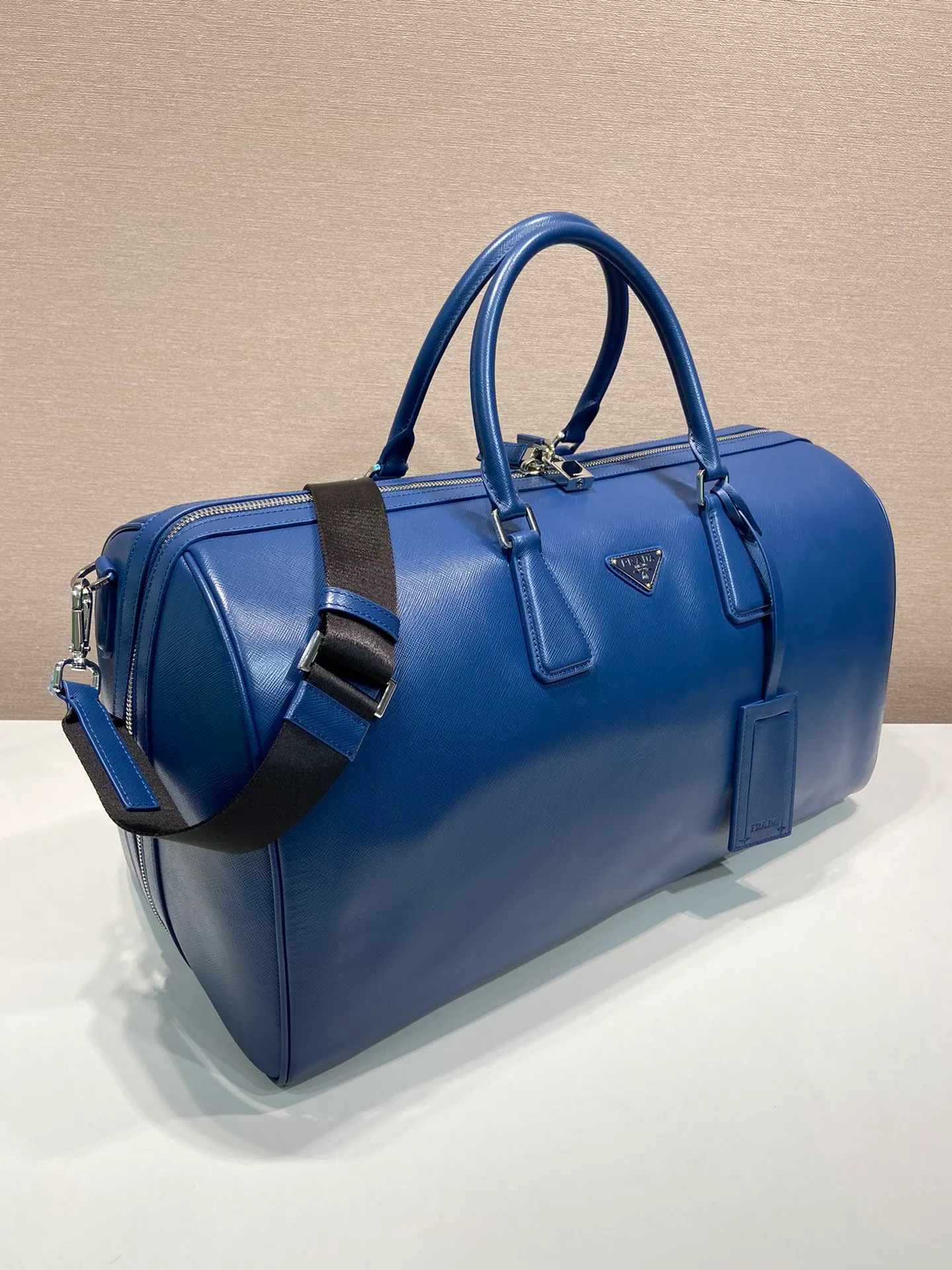 💰2360🎉New travel bag🎉2VC018🎉🎉New color This elegant travel bag is made of Saffiano leather, equipped with a wraparound zipper and nylon shoulder strap, highlighting the rigorous design concept. It's finished with a leather name tag and metal lock with engraved logo. Simple and elegant. Hurry up and get it🎉🎉 Length 50x Height 27.5x Bottom 25cm🎉🎉🎉👏👏👏