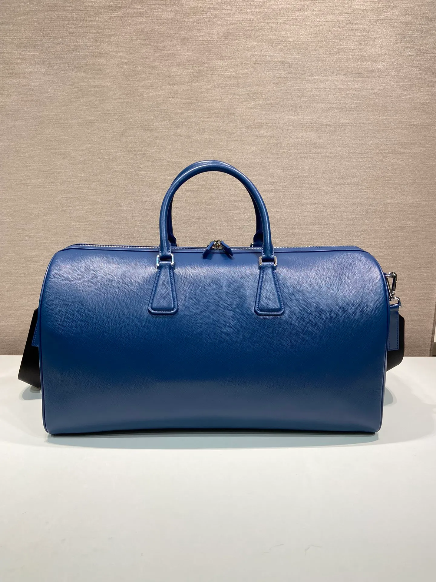 💰2360🎉New travel bag🎉2VC018🎉🎉New color This elegant travel bag is made of Saffiano leather, equipped with a wraparound zipper and nylon shoulder strap, highlighting the rigorous design concept. It's finished with a leather name tag and metal lock with engraved logo. Simple and elegant. Hurry up and get it🎉🎉 Length 50x Height 27.5x Bottom 25cm🎉🎉🎉👏👏👏