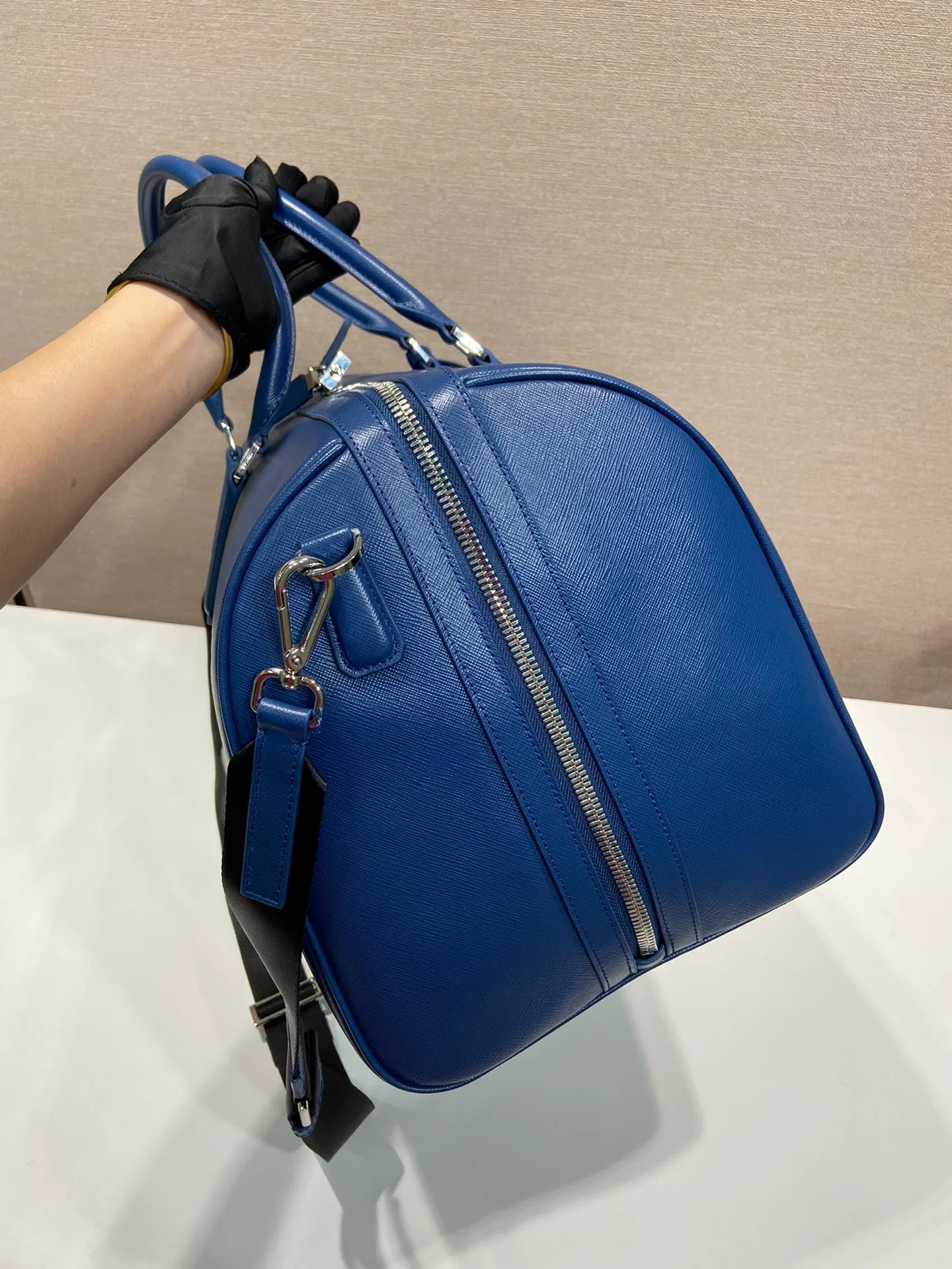 💰2360🎉New travel bag🎉2VC018🎉🎉New color This elegant travel bag is made of Saffiano leather, equipped with a wraparound zipper and nylon shoulder strap, highlighting the rigorous design concept. It's finished with a leather name tag and metal lock with engraved logo. Simple and elegant. Hurry up and get it🎉🎉 Length 50x Height 27.5x Bottom 25cm🎉🎉🎉👏👏👏