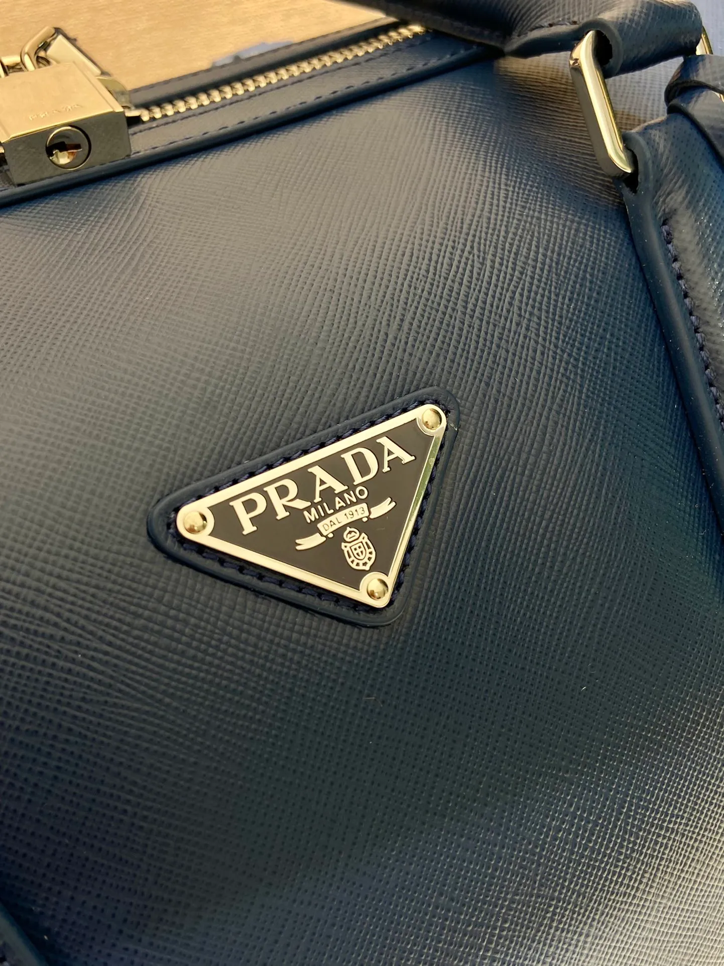 💰2360🎉New travel bag🎉2VC018🎉🎉New color This elegant travel bag is made of Saffiano leather, equipped with a wraparound zipper and nylon shoulder strap, highlighting the rigorous design concept. It's finished with a leather name tag and metal lock with engraved logo. Simple and elegant. Hurry up and get it🎉🎉 Length 50x Height 27.5x Bottom 25cm🎉🎉🎉👏👏👏