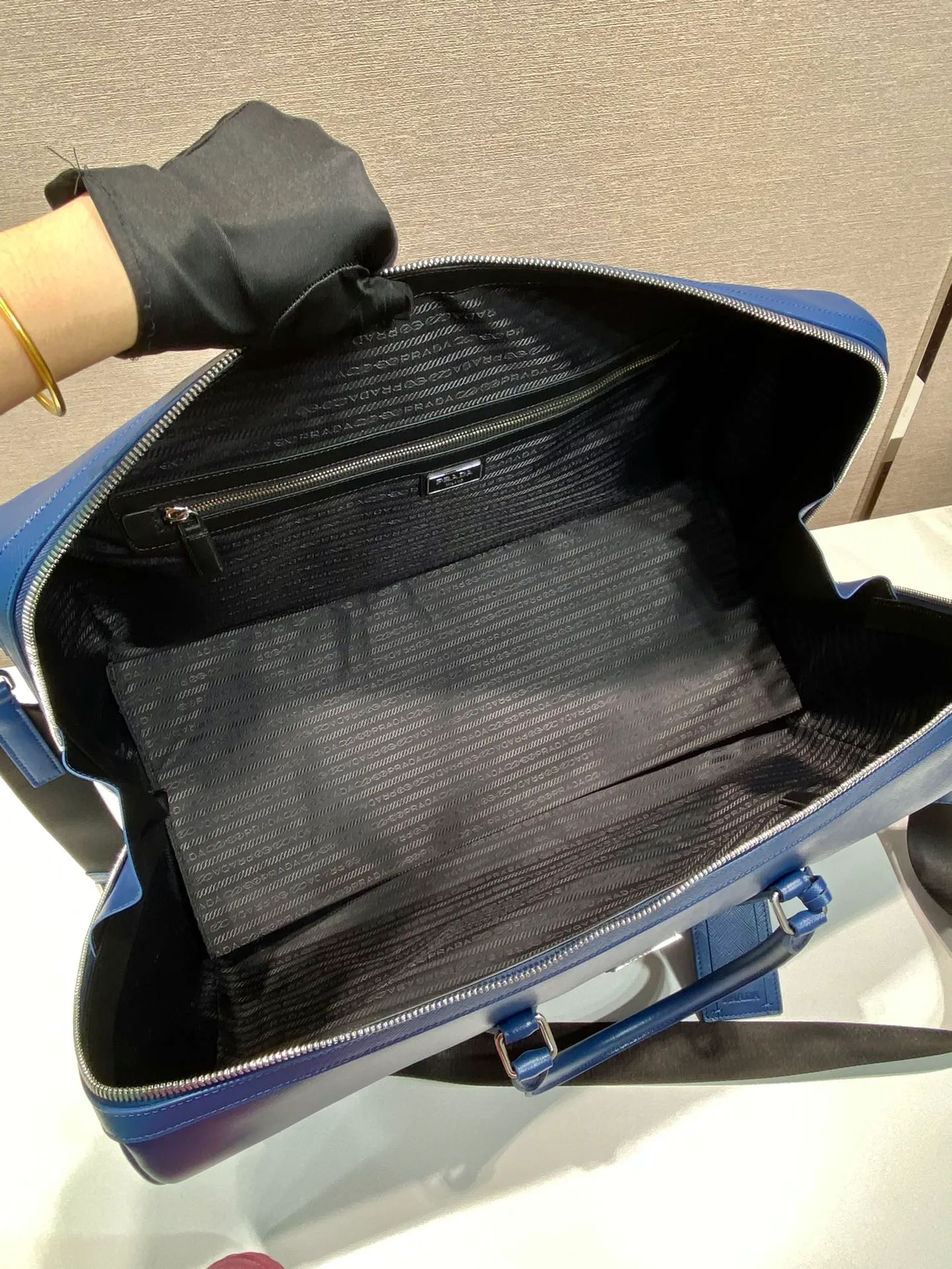 💰2360🎉New travel bag🎉2VC018🎉🎉New color This elegant travel bag is made of Saffiano leather, equipped with a wraparound zipper and nylon shoulder strap, highlighting the rigorous design concept. It's finished with a leather name tag and metal lock with engraved logo. Simple and elegant. Hurry up and get it🎉🎉 Length 50x Height 27.5x Bottom 25cm🎉🎉🎉👏👏👏