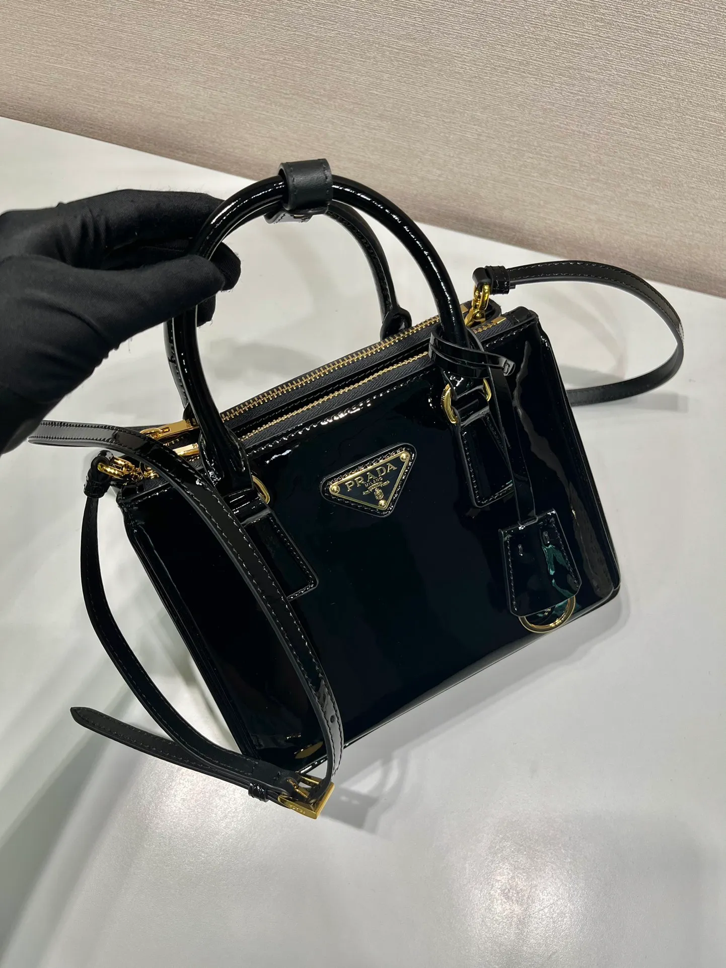 💰1700🎉mini killer🎉1BA906 patent leather🎉🎉 This Galleria handbag is made of imported patent leather, equipped with a detachable shoulder strap and top-grade brushed hardware👍👍. It is a unique interpretation of classic and timeless elegance. For beauties in the current era of fashionable small bags. It’s worth owning, it can be used easily for girls’ daily travel📱💄🚗🔑, it has a large capacity, is beautiful and practical🙊🙊It is a bag that will never go out of style anytime you use it😘😘Hurry up and get it👏👏 Length 20x Height 15x Bottom 9.5cm