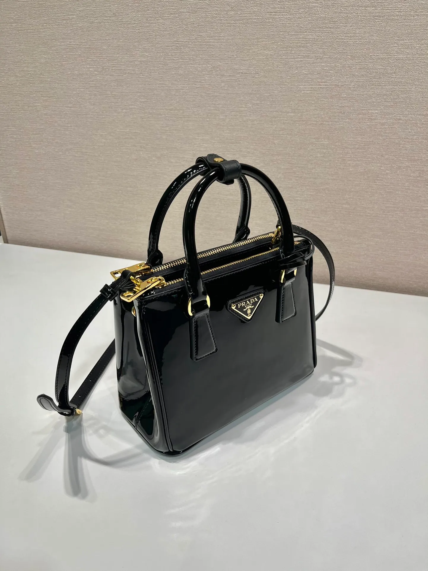 💰1700🎉mini killer🎉1BA906 patent leather🎉🎉 This Galleria handbag is made of imported patent leather, equipped with a detachable shoulder strap and top-grade brushed hardware👍👍. It is a unique interpretation of classic and timeless elegance. For beauties in the current era of fashionable small bags. It’s worth owning, it can be used easily for girls’ daily travel📱💄🚗🔑, it has a large capacity, is beautiful and practical🙊🙊It is a bag that will never go out of style anytime you use it😘😘Hurry up and get it👏👏 Length 20x Height 15x Bottom 9.5cm