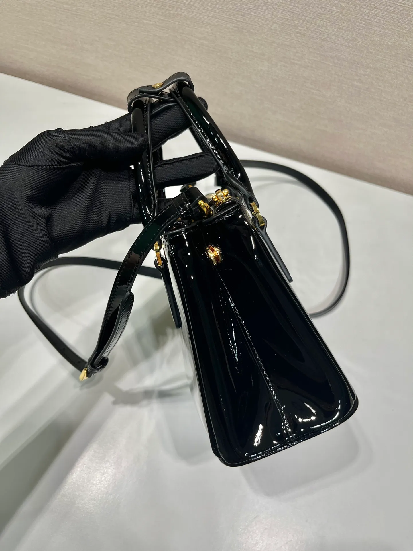 💰1700🎉mini killer🎉1BA906 patent leather🎉🎉 This Galleria handbag is made of imported patent leather, equipped with a detachable shoulder strap and top-grade brushed hardware👍👍. It is a unique interpretation of classic and timeless elegance. For beauties in the current era of fashionable small bags. It’s worth owning, it can be used easily for girls’ daily travel📱💄🚗🔑, it has a large capacity, is beautiful and practical🙊🙊It is a bag that will never go out of style anytime you use it😘😘Hurry up and get it👏👏 Length 20x Height 15x Bottom 9.5cm