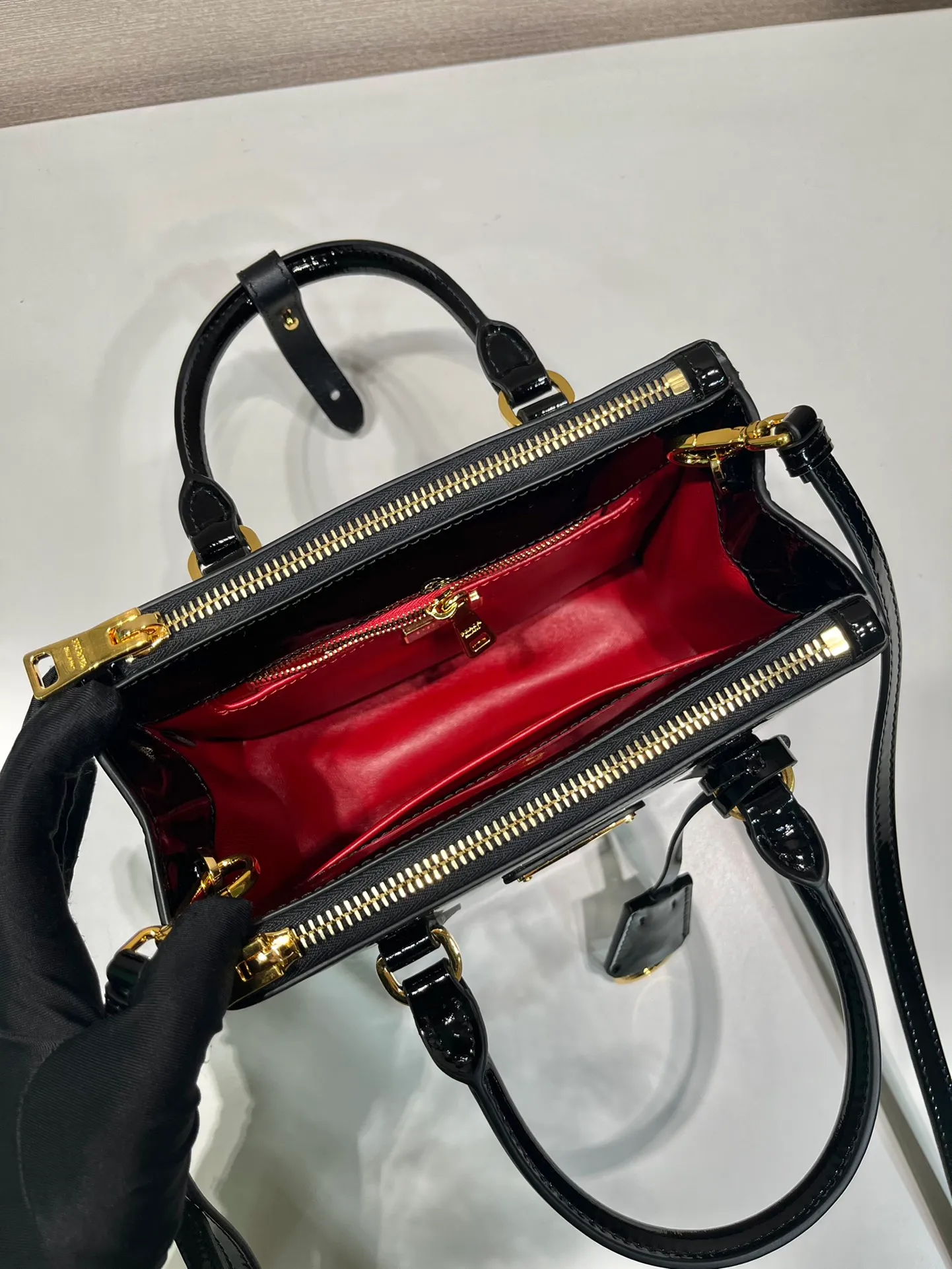 💰1700🎉mini killer🎉1BA906 patent leather🎉🎉 This Galleria handbag is made of imported patent leather, equipped with a detachable shoulder strap and top-grade brushed hardware👍👍. It is a unique interpretation of classic and timeless elegance. For beauties in the current era of fashionable small bags. It’s worth owning, it can be used easily for girls’ daily travel📱💄🚗🔑, it has a large capacity, is beautiful and practical🙊🙊It is a bag that will never go out of style anytime you use it😘😘Hurry up and get it👏👏 Length 20x Height 15x Bottom 9.5cm