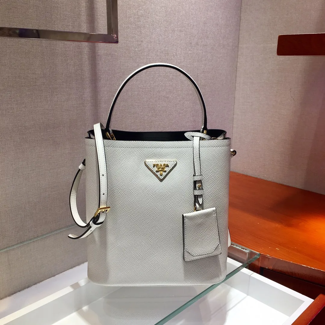 💰1840🔆Exclusive first release🔆1BA212💋Original item🤙🤙Made of imported Saffiano leather material, with detachable shoulder strap, leather nameplate and metal logo complement each other. Leather-covered central pocket with magnetic buckle. Saffiano leather triangle logo. Contrast color nappa leather lining. This Double handbag has an elegant style, eye-catching and unique. It is also a popular style🙋🏻🙋🏻Length 22X Height 23X Bottom 13cm