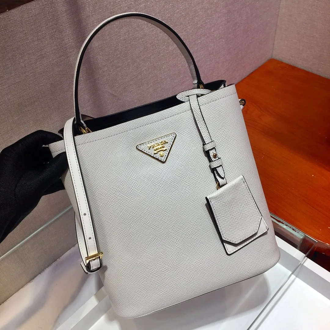 💰1840🔆Exclusive first release🔆1BA212💋Original item🤙🤙Made of imported Saffiano leather material, with detachable shoulder strap, leather nameplate and metal logo complement each other. Leather-covered central pocket with magnetic buckle. Saffiano leather triangle logo. Contrast color nappa leather lining. This Double handbag has an elegant style, eye-catching and unique. It is also a popular style🙋🏻🙋🏻Length 22X Height 23X Bottom 13cm