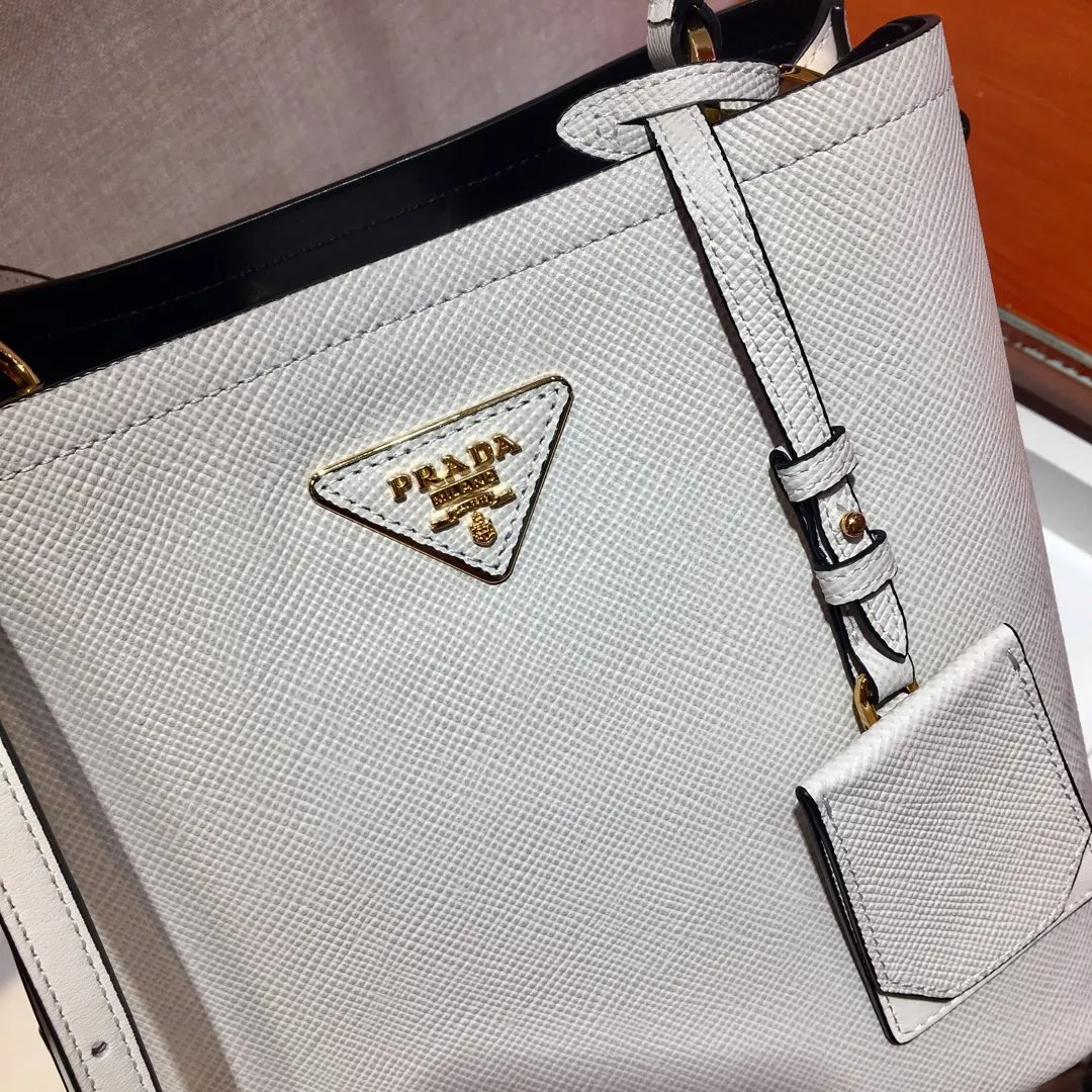 💰1840🔆Exclusive first release🔆1BA212💋Original item🤙🤙Made of imported Saffiano leather material, with detachable shoulder strap, leather nameplate and metal logo complement each other. Leather-covered central pocket with magnetic buckle. Saffiano leather triangle logo. Contrast color nappa leather lining. This Double handbag has an elegant style, eye-catching and unique. It is also a popular style🙋🏻🙋🏻Length 22X Height 23X Bottom 13cm