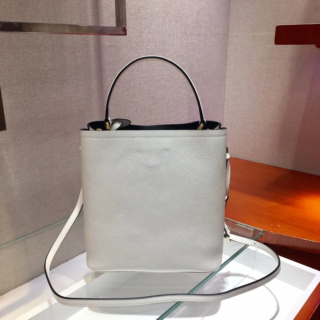💰1840🔆Exclusive first release🔆1BA212💋Original item🤙🤙Made of imported Saffiano leather material, with detachable shoulder strap, leather nameplate and metal logo complement each other. Leather-covered central pocket with magnetic buckle. Saffiano leather triangle logo. Contrast color nappa leather lining. This Double handbag has an elegant style, eye-catching and unique. It is also a popular style🙋🏻🙋🏻Length 22X Height 23X Bottom 13cm