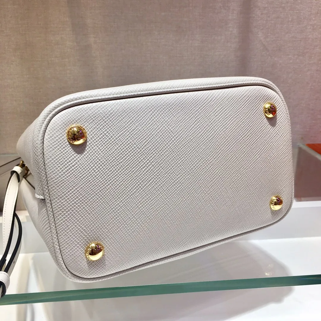 💰1840🔆Exclusive first release🔆1BA212💋Original item🤙🤙Made of imported Saffiano leather material, with detachable shoulder strap, leather nameplate and metal logo complement each other. Leather-covered central pocket with magnetic buckle. Saffiano leather triangle logo. Contrast color nappa leather lining. This Double handbag has an elegant style, eye-catching and unique. It is also a popular style🙋🏻🙋🏻Length 22X Height 23X Bottom 13cm
