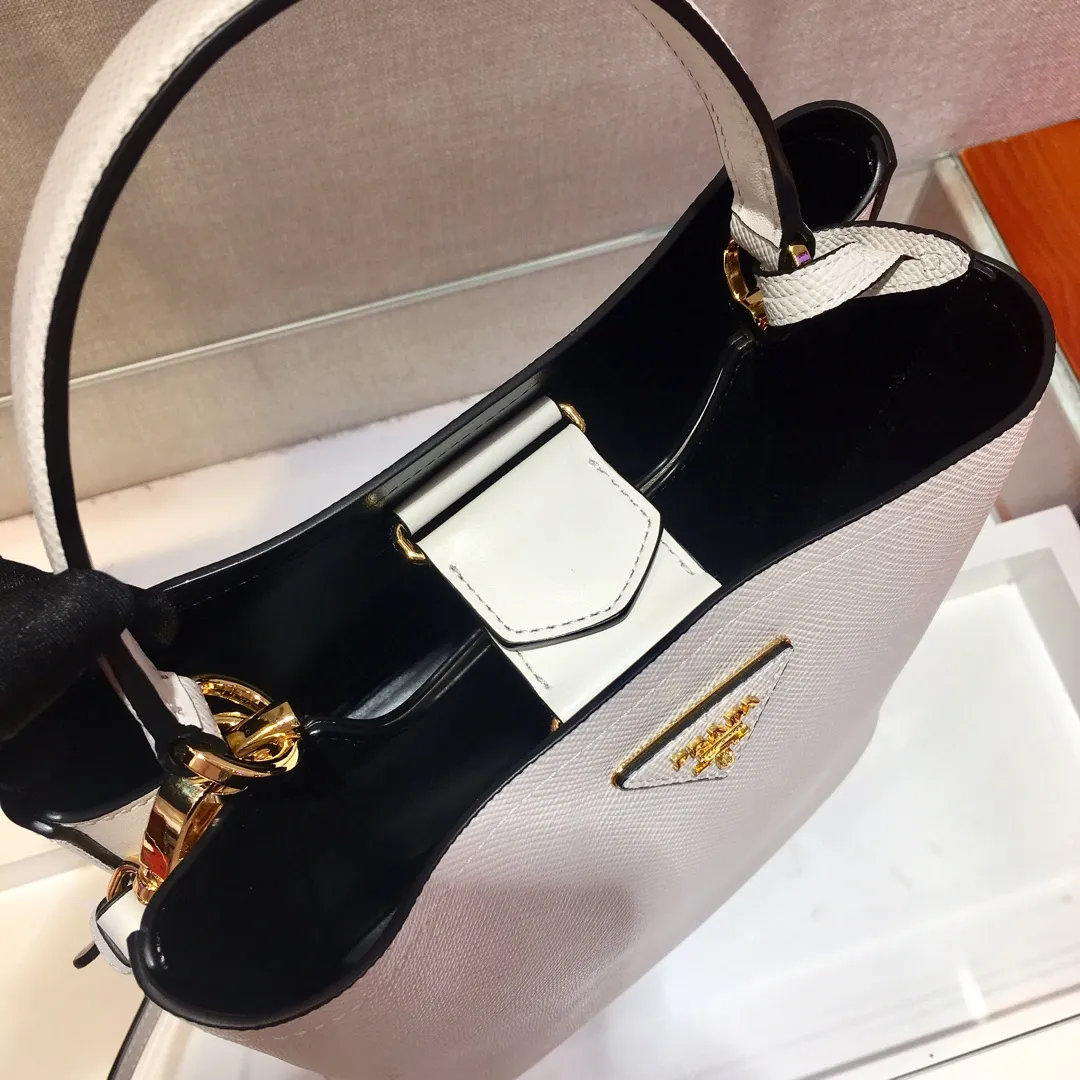 💰1840🔆Exclusive first release🔆1BA212💋Original item🤙🤙Made of imported Saffiano leather material, with detachable shoulder strap, leather nameplate and metal logo complement each other. Leather-covered central pocket with magnetic buckle. Saffiano leather triangle logo. Contrast color nappa leather lining. This Double handbag has an elegant style, eye-catching and unique. It is also a popular style🙋🏻🙋🏻Length 22X Height 23X Bottom 13cm