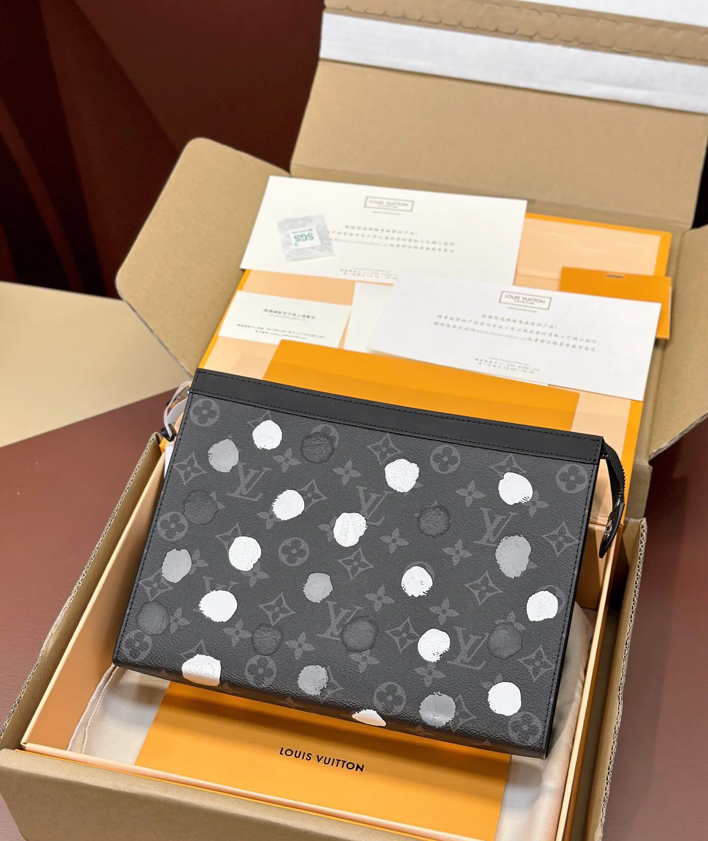 P¥400👉nfc dynamic chip version👈【Top original order, all steel hardware】M81934 LV X YK POCHETTEVOYAGE clutch bag! Crafted from the new iconic black and gray Monogram Eclipse canvas, this tough new Pochette Voyage medium bag can easily store personal essentials. Comes with gift box, size 26cmx20cm