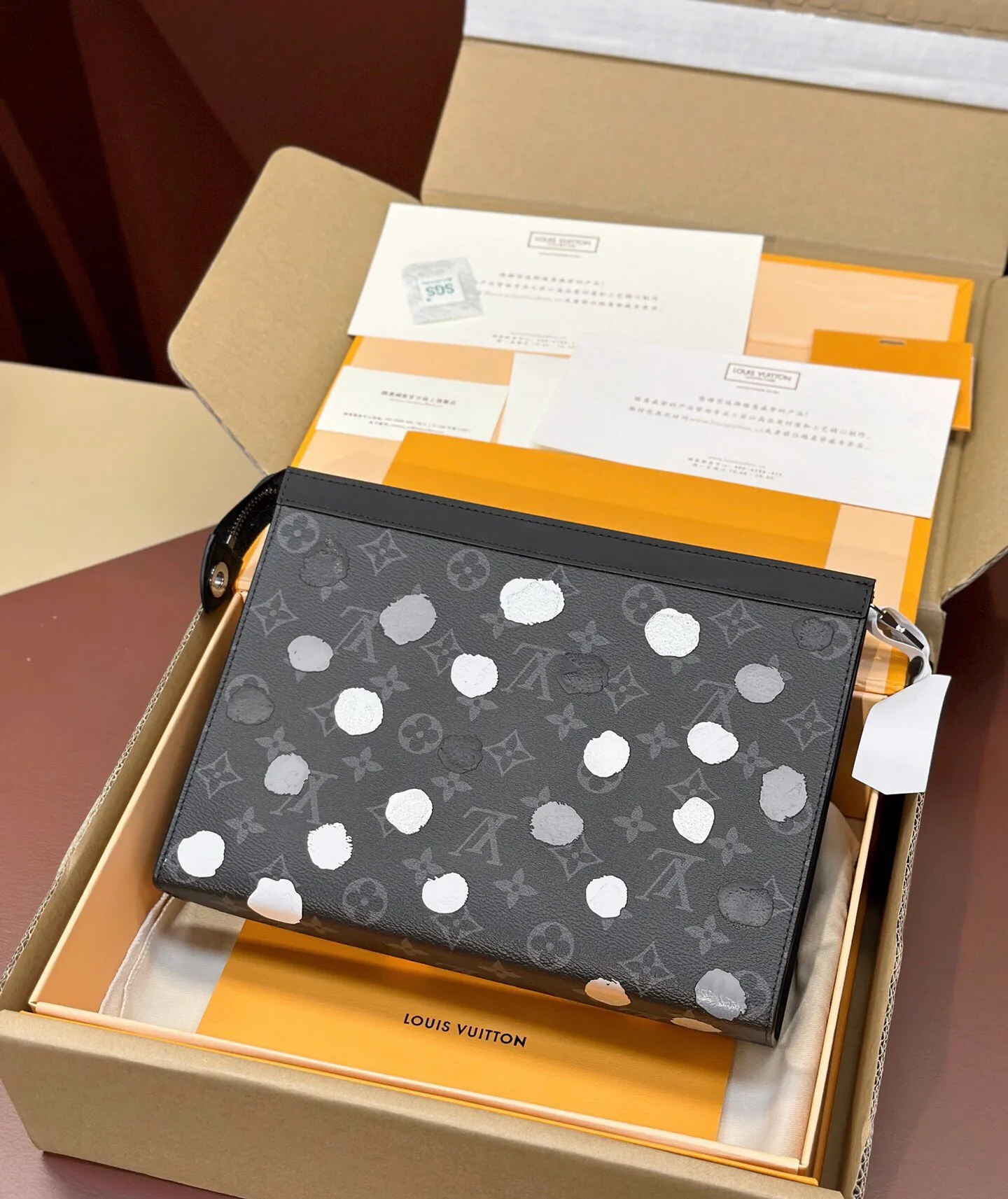 P¥400👉nfc dynamic chip version👈【Top original order, all steel hardware】M81934 LV X YK POCHETTEVOYAGE clutch bag! Crafted from the new iconic black and gray Monogram Eclipse canvas, this tough new Pochette Voyage medium bag can easily store personal essentials. Comes with gift box, size 26cmx20cm