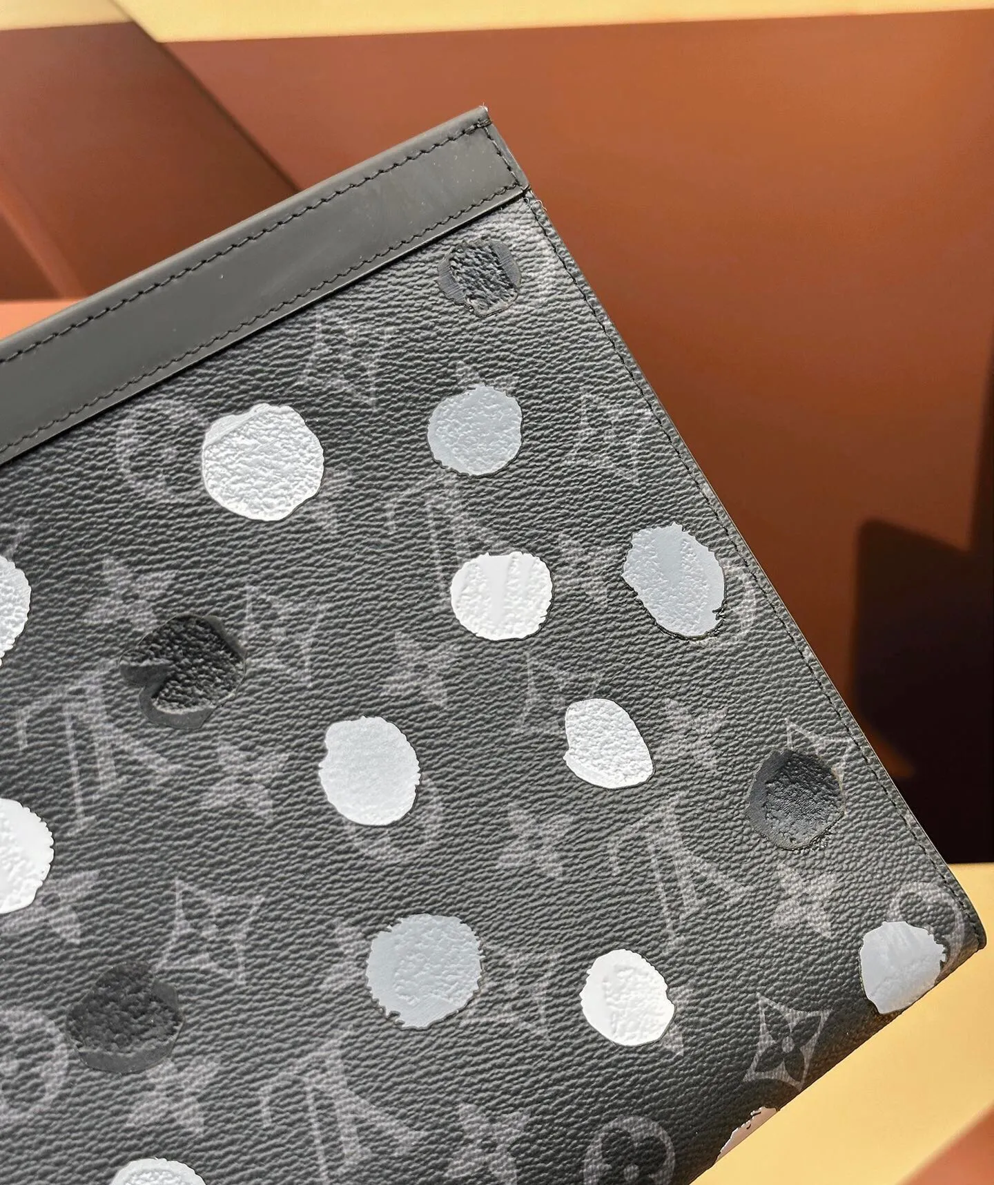 P¥400👉nfc dynamic chip version👈【Top original order, all steel hardware】M81934 LV X YK POCHETTEVOYAGE clutch bag! Crafted from the new iconic black and gray Monogram Eclipse canvas, this tough new Pochette Voyage medium bag can easily store personal essentials. Comes with gift box, size 26cmx20cm