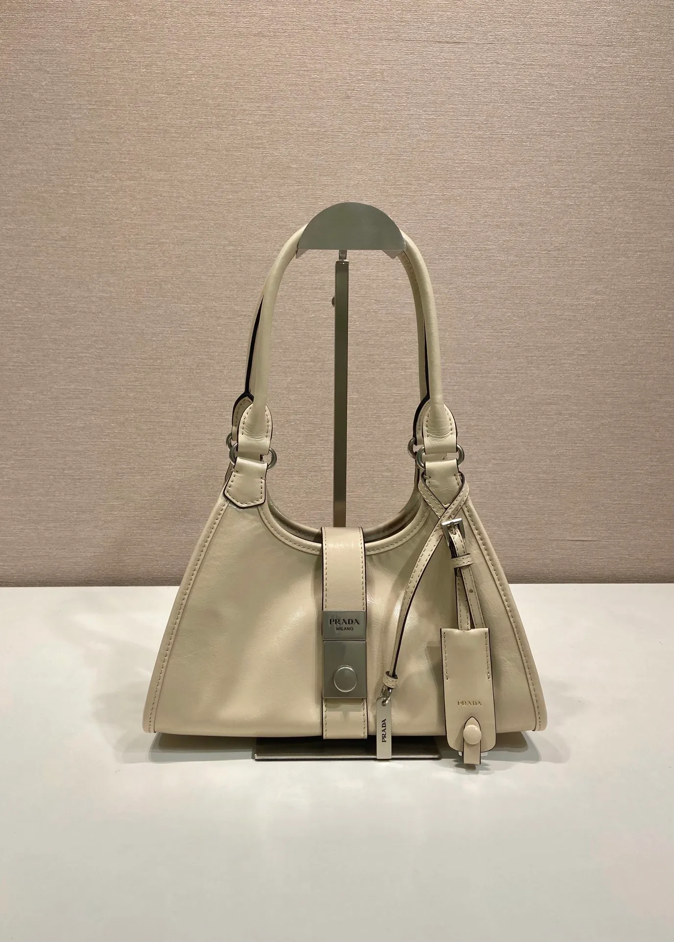 💰1500🎉New product🎉1BG580 mini🎉🎉 This mini catwalk model is made of imported waxed leather, top-grade hardware, and the front panel is equipped with a buckle lock opening and closing. It has a large capacity and can be carried by hand or on the shoulder. The upper body effect is very fashionable. If you like babies, hurry up and get it🎉🎉 Length 26x height 18x base 12cm🎉🎉🎉💰💰💰