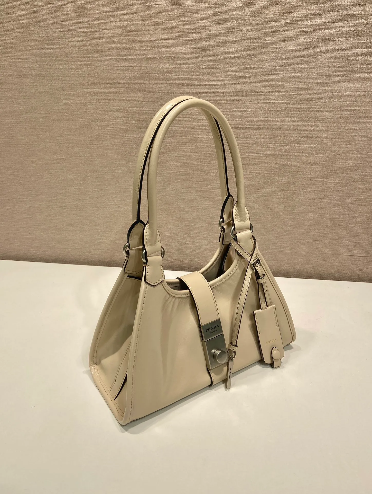 💰1500🎉New product🎉1BG580 mini🎉🎉 This mini catwalk model is made of imported waxed leather, top-grade hardware, and the front panel is equipped with a buckle lock opening and closing. It has a large capacity and can be carried by hand or on the shoulder. The upper body effect is very fashionable. If you like babies, hurry up and get it🎉🎉 Length 26x height 18x base 12cm🎉🎉🎉💰💰💰