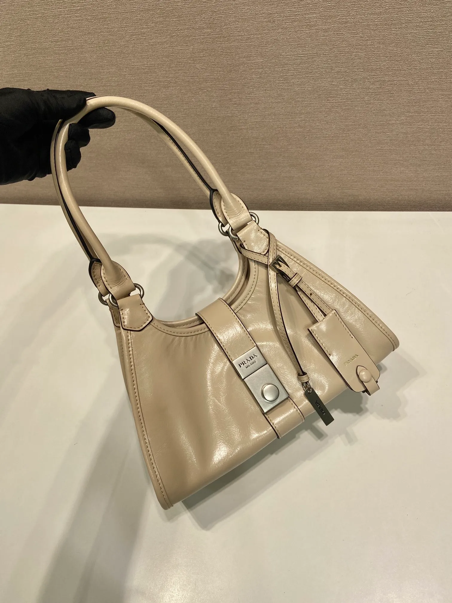 💰1500🎉New product🎉1BG580 mini🎉🎉 This mini catwalk model is made of imported waxed leather, top-grade hardware, and the front panel is equipped with a buckle lock opening and closing. It has a large capacity and can be carried by hand or on the shoulder. The upper body effect is very fashionable. If you like babies, hurry up and get it🎉🎉 Length 26x height 18x base 12cm🎉🎉🎉💰💰💰