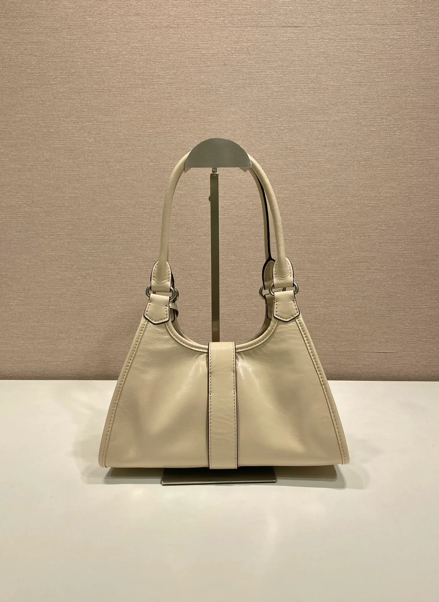 💰1500🎉New product🎉1BG580 mini🎉🎉 This mini catwalk model is made of imported waxed leather, top-grade hardware, and the front panel is equipped with a buckle lock opening and closing. It has a large capacity and can be carried by hand or on the shoulder. The upper body effect is very fashionable. If you like babies, hurry up and get it🎉🎉 Length 26x height 18x base 12cm🎉🎉🎉💰💰💰