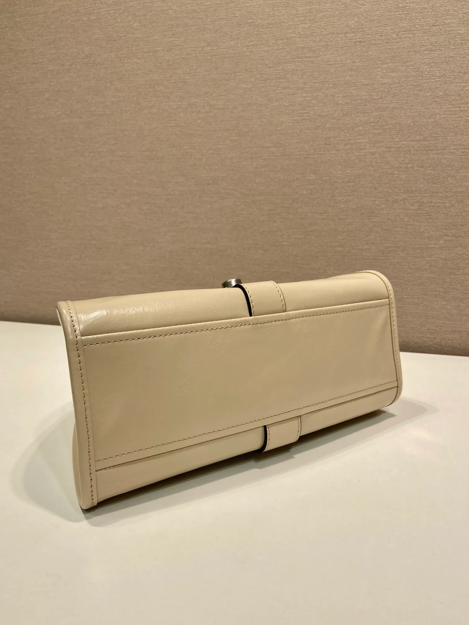 💰1500🎉New product🎉1BG580 mini🎉🎉 This mini catwalk model is made of imported waxed leather, top-grade hardware, and the front panel is equipped with a buckle lock opening and closing. It has a large capacity and can be carried by hand or on the shoulder. The upper body effect is very fashionable. If you like babies, hurry up and get it🎉🎉 Length 26x height 18x base 12cm🎉🎉🎉💰💰💰