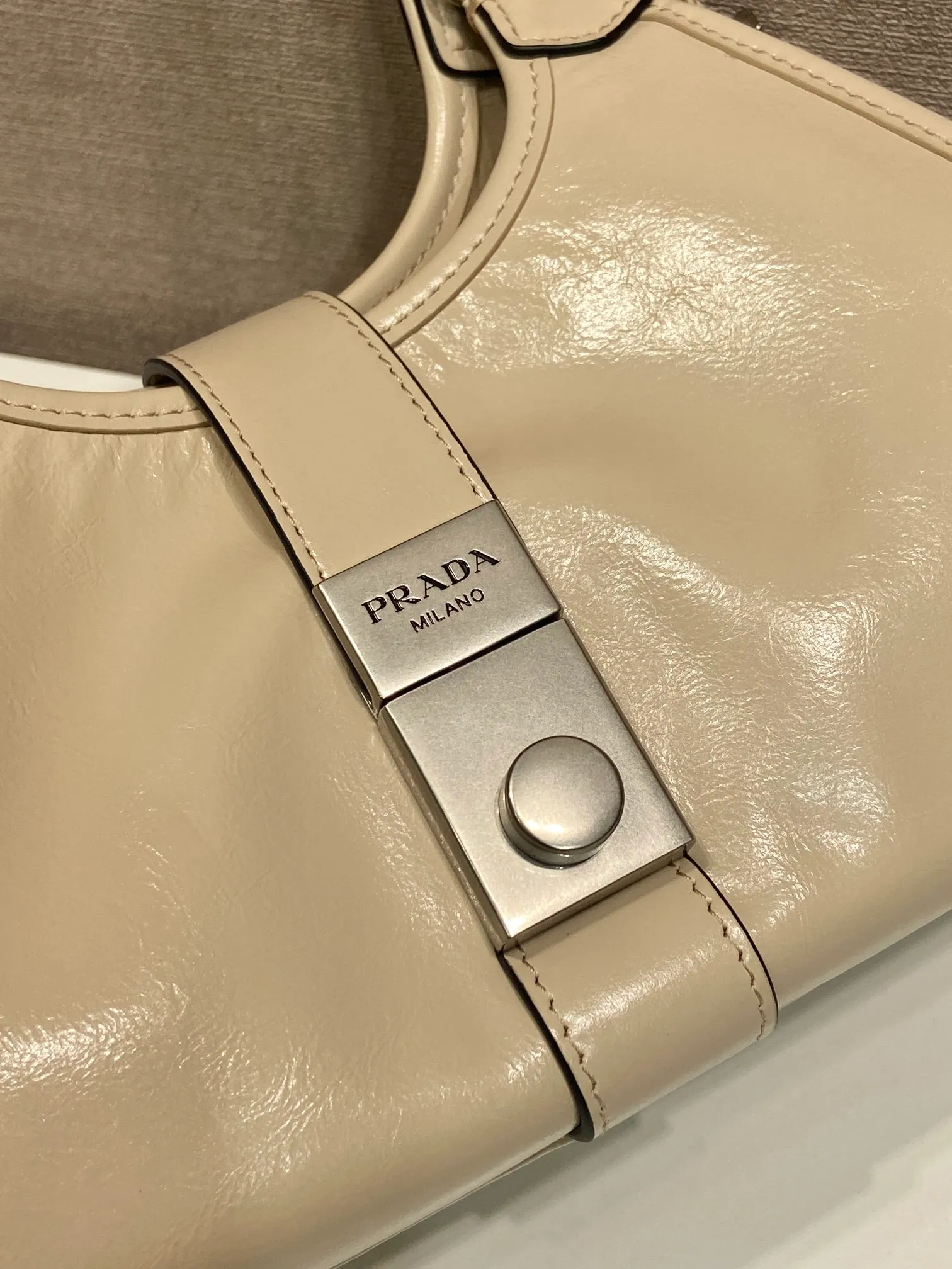 💰1500🎉New product🎉1BG580 mini🎉🎉 This mini catwalk model is made of imported waxed leather, top-grade hardware, and the front panel is equipped with a buckle lock opening and closing. It has a large capacity and can be carried by hand or on the shoulder. The upper body effect is very fashionable. If you like babies, hurry up and get it🎉🎉 Length 26x height 18x base 12cm🎉🎉🎉💰💰💰