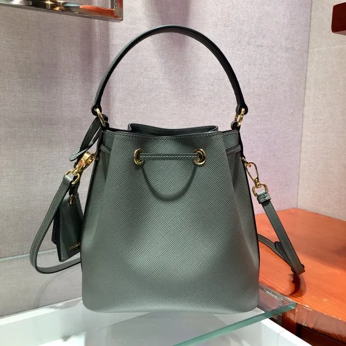 💰1700🎉Exclusive debut🎉, new color🎉🎉New 1BZ032 bucket bag😘😘, original item👍👍made of imported coarse cross-grain cowhide, top-grade hardware, leather handbag, adjustable detachable long shoulder strap, drawstring bag mouth. Simple and fashionable, it is a bucket bag that will never go out of style and is what ladies need. 🙈🙈Length 22x Height 22x Bottom 14cm👍