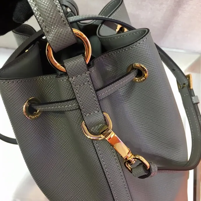 💰1700🎉Exclusive debut🎉, new color🎉🎉New 1BZ032 bucket bag😘😘, original item👍👍made of imported coarse cross-grain cowhide, top-grade hardware, leather handbag, adjustable detachable long shoulder strap, drawstring bag mouth. Simple and fashionable, it is a bucket bag that will never go out of style and is what ladies need. 🙈🙈Length 22x Height 22x Bottom 14cm👍