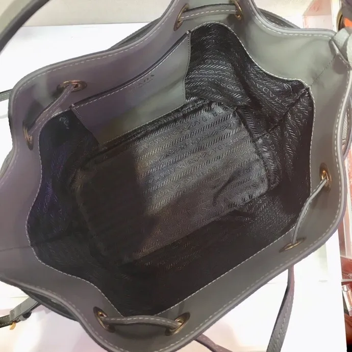 💰1700🎉Exclusive debut🎉, new color🎉🎉New 1BZ032 bucket bag😘😘, original item👍👍made of imported coarse cross-grain cowhide, top-grade hardware, leather handbag, adjustable detachable long shoulder strap, drawstring bag mouth. Simple and fashionable, it is a bucket bag that will never go out of style and is what ladies need. 🙈🙈Length 22x Height 22x Bottom 14cm👍