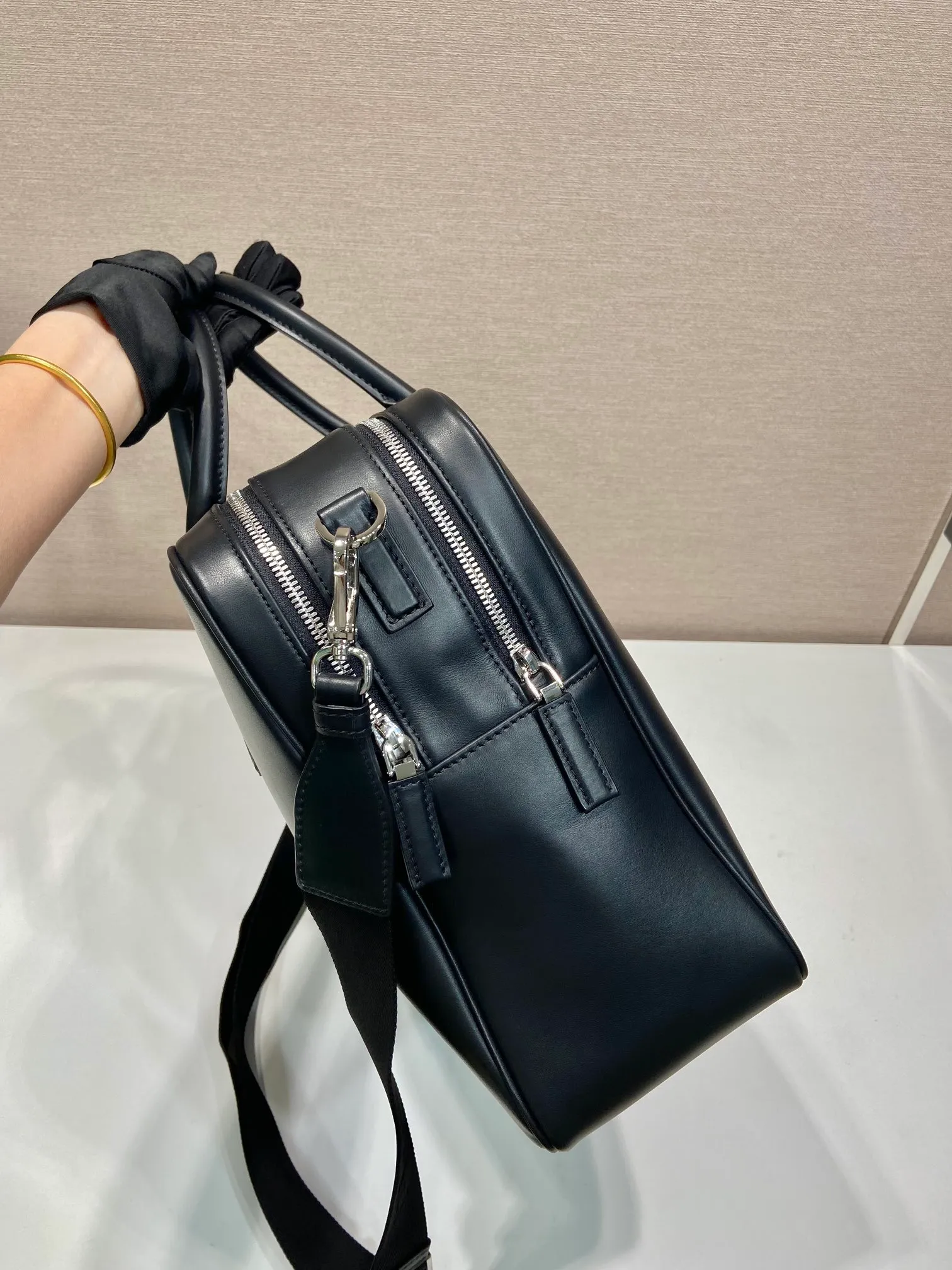 💰2100🎉Double Layer Briefcase🎉2VE025 New Arrival🎉🎉 This elegant and versatile leather briefcase is designed with two compartments and features a removable and adjustable Re-Nylon webbing shoulder strap. Made of premium calfskin, the enameled metal triangle logo is vividly embellished on the front, adding a signature element. Simple/practical/grand, handsome guys. Hurry up and get it🎉🎉Length 39x Height 29x Bottom 12cm🎉🎉🎉👏👏👏