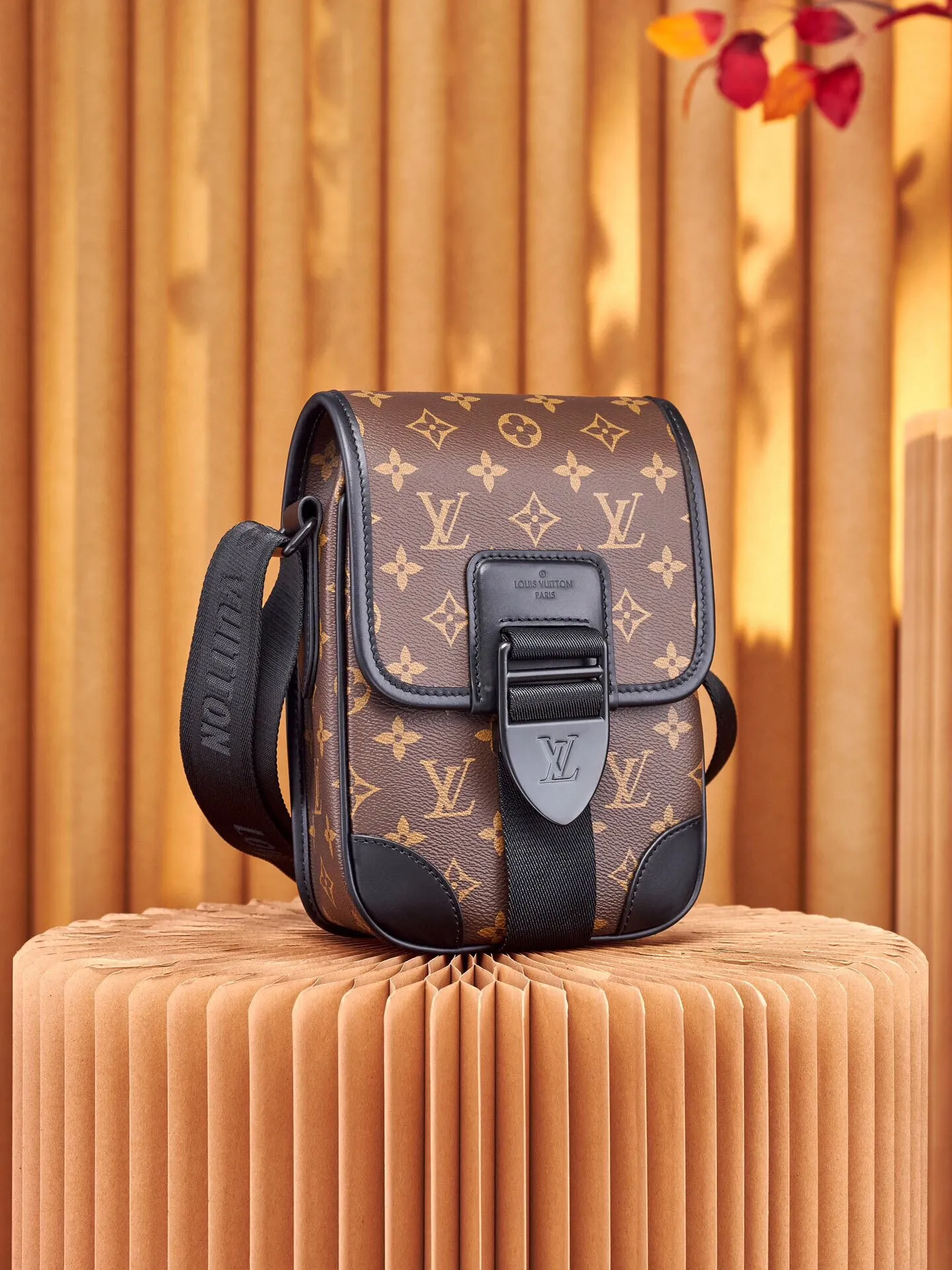 P¥700👉nfc dynamic chip version👈【Top inspection-free all-steel hardware】This Archy small messenger bag is made of Monogram Macassar canvas and leather trim, and then uses leather corners and trim to highlight its elegant style. The detachable and adjustable jacquard shoulder strap features the Louis Vuitton logo. Monogram Macassar coated canvas - cow leather trim - fabric lining - metal hardware - magnetic flap closure - zippered back pocket - internal patch pocket - shoulder strap: non-detachable, adjustable! ! Model: M46442; Size: 16x22x7CM