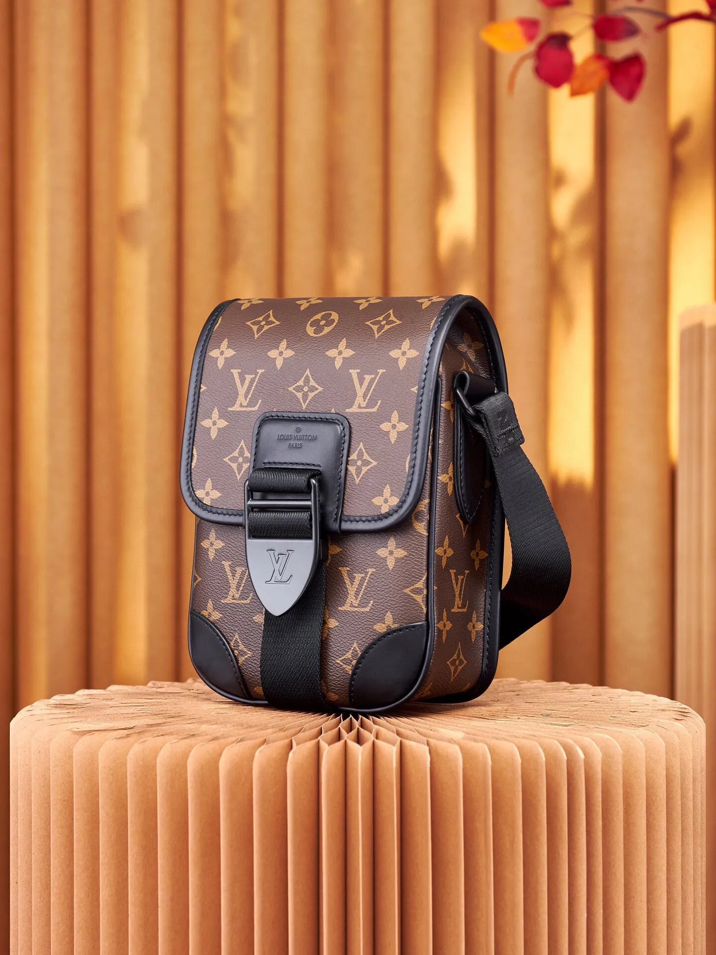 P¥700👉nfc dynamic chip version👈【Top inspection-free all-steel hardware】This Archy small messenger bag is made of Monogram Macassar canvas and leather trim, and then uses leather corners and trim to highlight its elegant style. The detachable and adjustable jacquard shoulder strap features the Louis Vuitton logo. Monogram Macassar coated canvas - cow leather trim - fabric lining - metal hardware - magnetic flap closure - zippered back pocket - internal patch pocket - shoulder strap: non-detachable, adjustable! ! Model: M46442; Size: 16x22x7CM