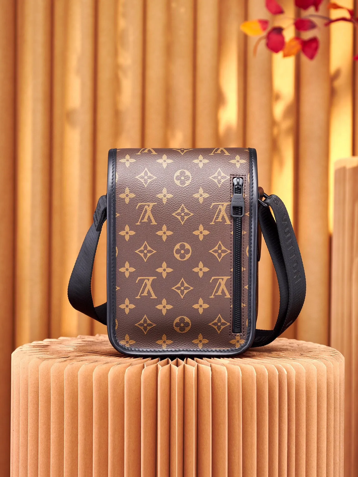 P¥700👉nfc dynamic chip version👈【Top inspection-free all-steel hardware】This Archy small messenger bag is made of Monogram Macassar canvas and leather trim, and then uses leather corners and trim to highlight its elegant style. The detachable and adjustable jacquard shoulder strap features the Louis Vuitton logo. Monogram Macassar coated canvas - cow leather trim - fabric lining - metal hardware - magnetic flap closure - zippered back pocket - internal patch pocket - shoulder strap: non-detachable, adjustable! ! Model: M46442; Size: 16x22x7CM