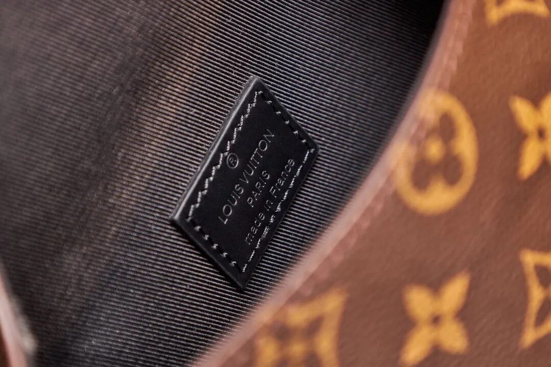 P¥700👉nfc dynamic chip version👈【Top inspection-free all-steel hardware】This Archy small messenger bag is made of Monogram Macassar canvas and leather trim, and then uses leather corners and trim to highlight its elegant style. The detachable and adjustable jacquard shoulder strap features the Louis Vuitton logo. Monogram Macassar coated canvas - cow leather trim - fabric lining - metal hardware - magnetic flap closure - zippered back pocket - internal patch pocket - shoulder strap: non-detachable, adjustable! ! Model: M46442; Size: 16x22x7CM