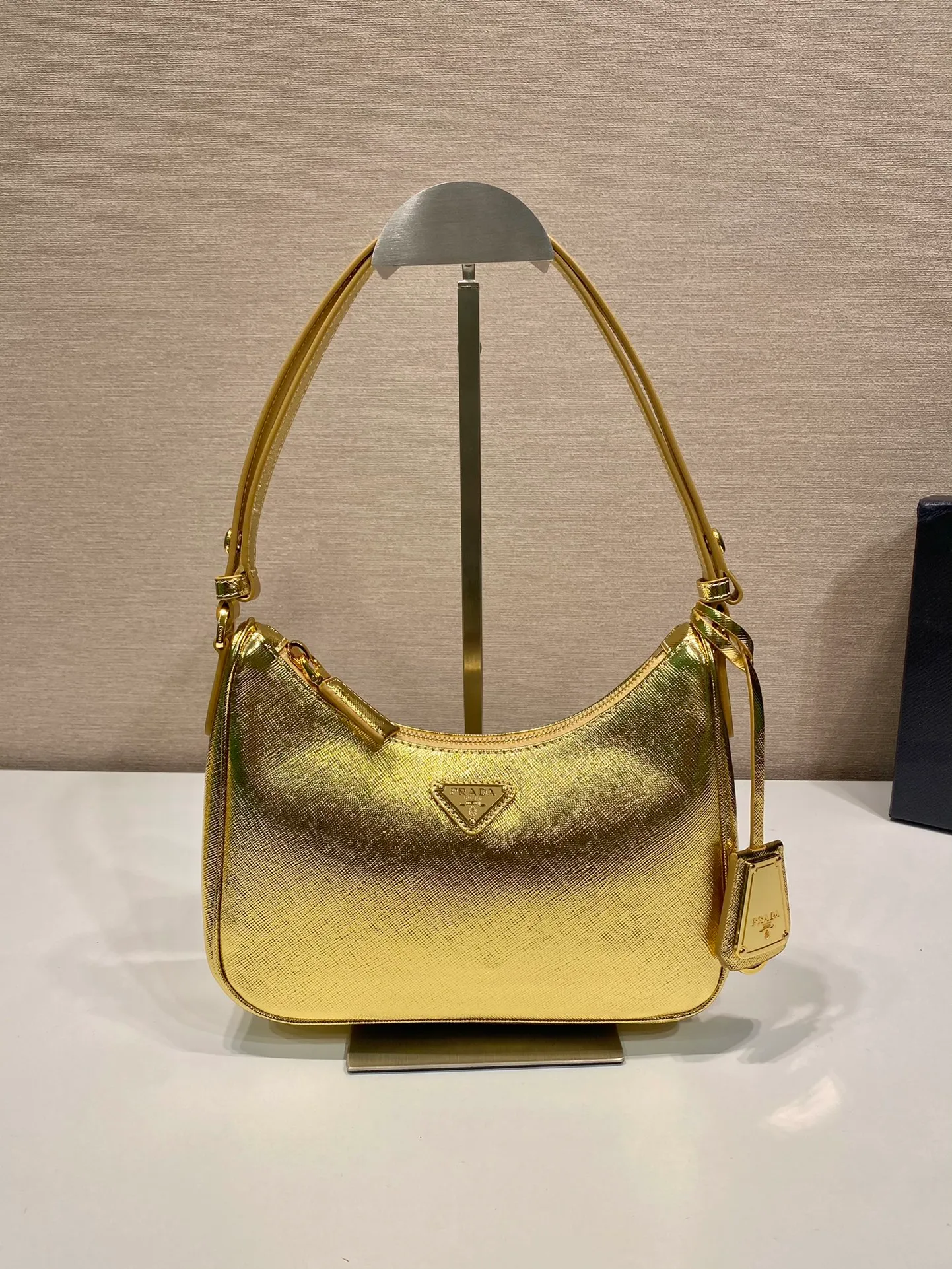 💰1320🎉New style🎉New color in 2023🎉1BC204B handbag/underarm bag/crossbody bag This Hobo handbag/underarm bag/crossbody bag is very functional and can be used for three purposes in one bag. It is perfect🎉🎉It is made of imported cross-grain cowhide, which is more wear-resistant. The shoulder strap can be adjusted and switched at any time😘😘The upper body effect is beautiful, convenient and practical🎉🎉Hurry up and get it👏👏 Length 23x Height 17x Bottom 6.5cm🎉🎉🎉👏👏👏