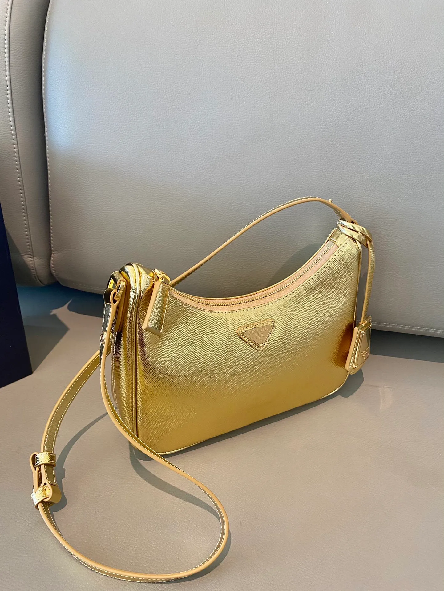 💰1320🎉New style🎉New color in 2023🎉1BC204B handbag/underarm bag/crossbody bag This Hobo handbag/underarm bag/crossbody bag is very functional and can be used for three purposes in one bag. It is perfect🎉🎉It is made of imported cross-grain cowhide, which is more wear-resistant. The shoulder strap can be adjusted and switched at any time😘😘The upper body effect is beautiful, convenient and practical🎉🎉Hurry up and get it👏👏 Length 23x Height 17x Bottom 6.5cm🎉🎉🎉👏👏👏