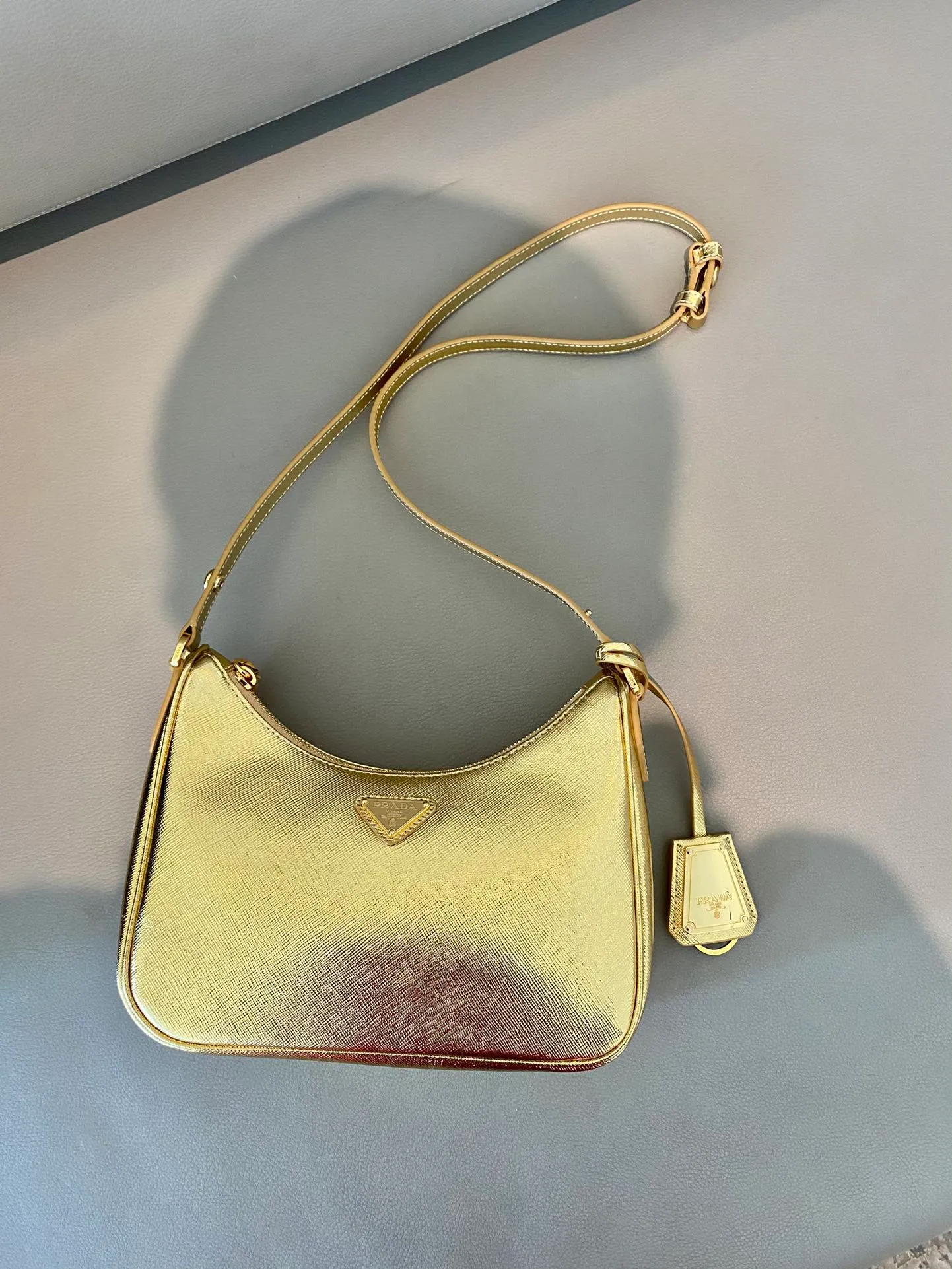💰1320🎉New style🎉New color in 2023🎉1BC204B handbag/underarm bag/crossbody bag This Hobo handbag/underarm bag/crossbody bag is very functional and can be used for three purposes in one bag. It is perfect🎉🎉It is made of imported cross-grain cowhide, which is more wear-resistant. The shoulder strap can be adjusted and switched at any time😘😘The upper body effect is beautiful, convenient and practical🎉🎉Hurry up and get it👏👏 Length 23x Height 17x Bottom 6.5cm🎉🎉🎉👏👏👏
