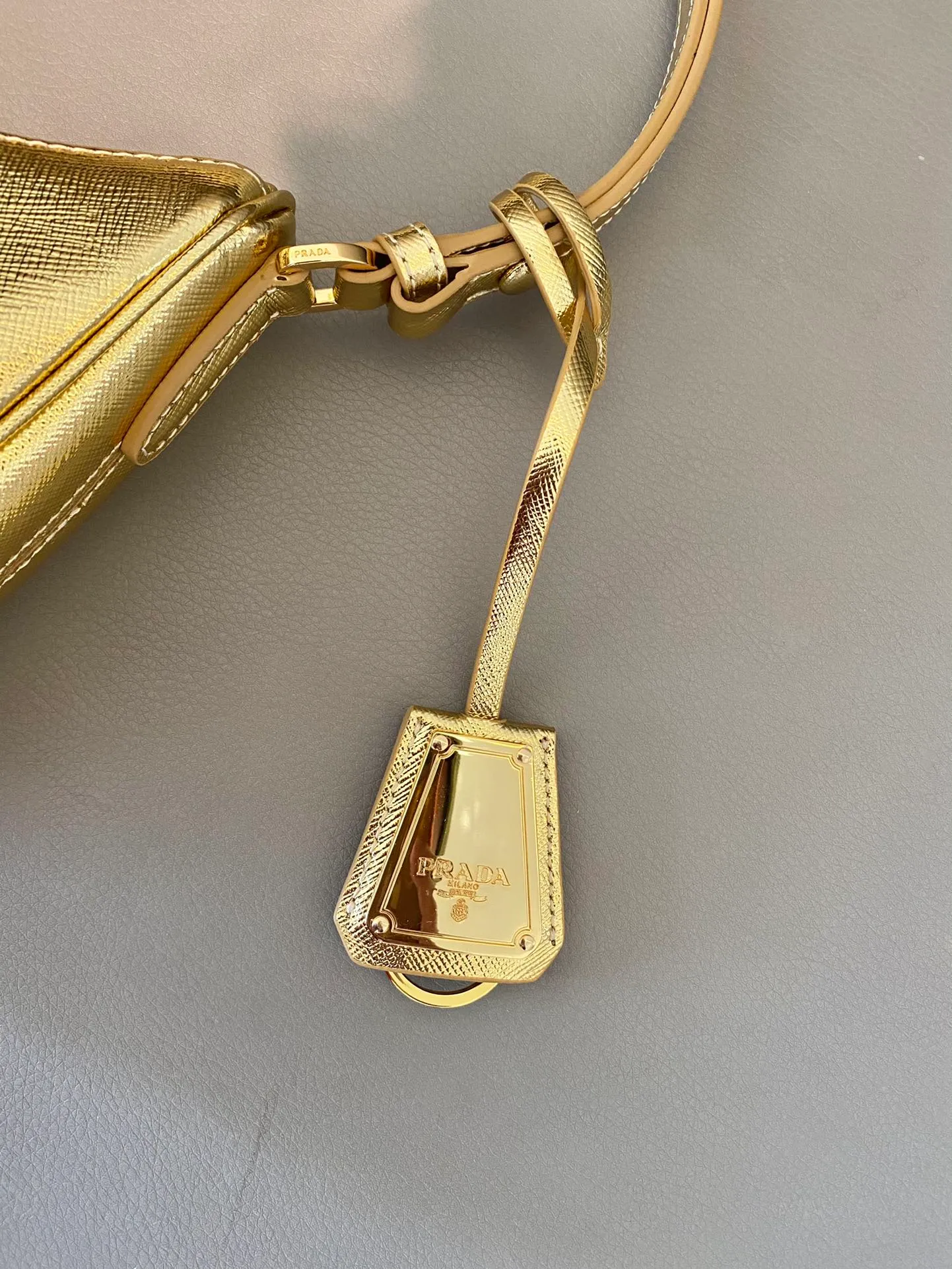 💰1320🎉New style🎉New color in 2023🎉1BC204B handbag/underarm bag/crossbody bag This Hobo handbag/underarm bag/crossbody bag is very functional and can be used for three purposes in one bag. It is perfect🎉🎉It is made of imported cross-grain cowhide, which is more wear-resistant. The shoulder strap can be adjusted and switched at any time😘😘The upper body effect is beautiful, convenient and practical🎉🎉Hurry up and get it👏👏 Length 23x Height 17x Bottom 6.5cm🎉🎉🎉👏👏👏