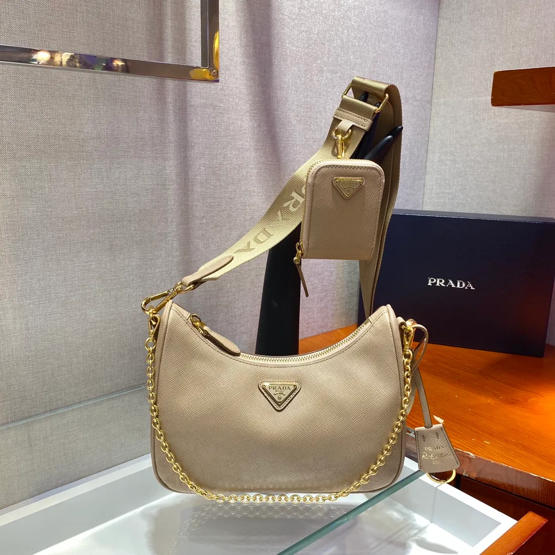 💰1500🎊Gold hardware three-in-one🎊New model 1BH204 full leather/gold hardware, nylon Hobo hand/armpit bag😘😘The full leather hobo that is popular in the fashion circle due to the crazy cultivation of the Internet celebrity sister group has a new model! 👏👏The design of this all-leather Hobo bag is great👍👍One bag with three uses😘😘waist bag/crossbody/single shoulder bag👍👍The handle is replaced by a chain, which makes the underarm bag a little more sexy. It also has a long shoulder strap. What I love most is that there is a small pendant (small bag) hanging on the shoulder strap, which can also be hung on other bags and pants as accessories. 🙊🙊There is no problem in matching various clothes in normal times😘😘Babies, hurry up and get it, it’s so beautiful🙊🙊Dimensions: length 23x height 17x bottom 6.5cm👏👏👏