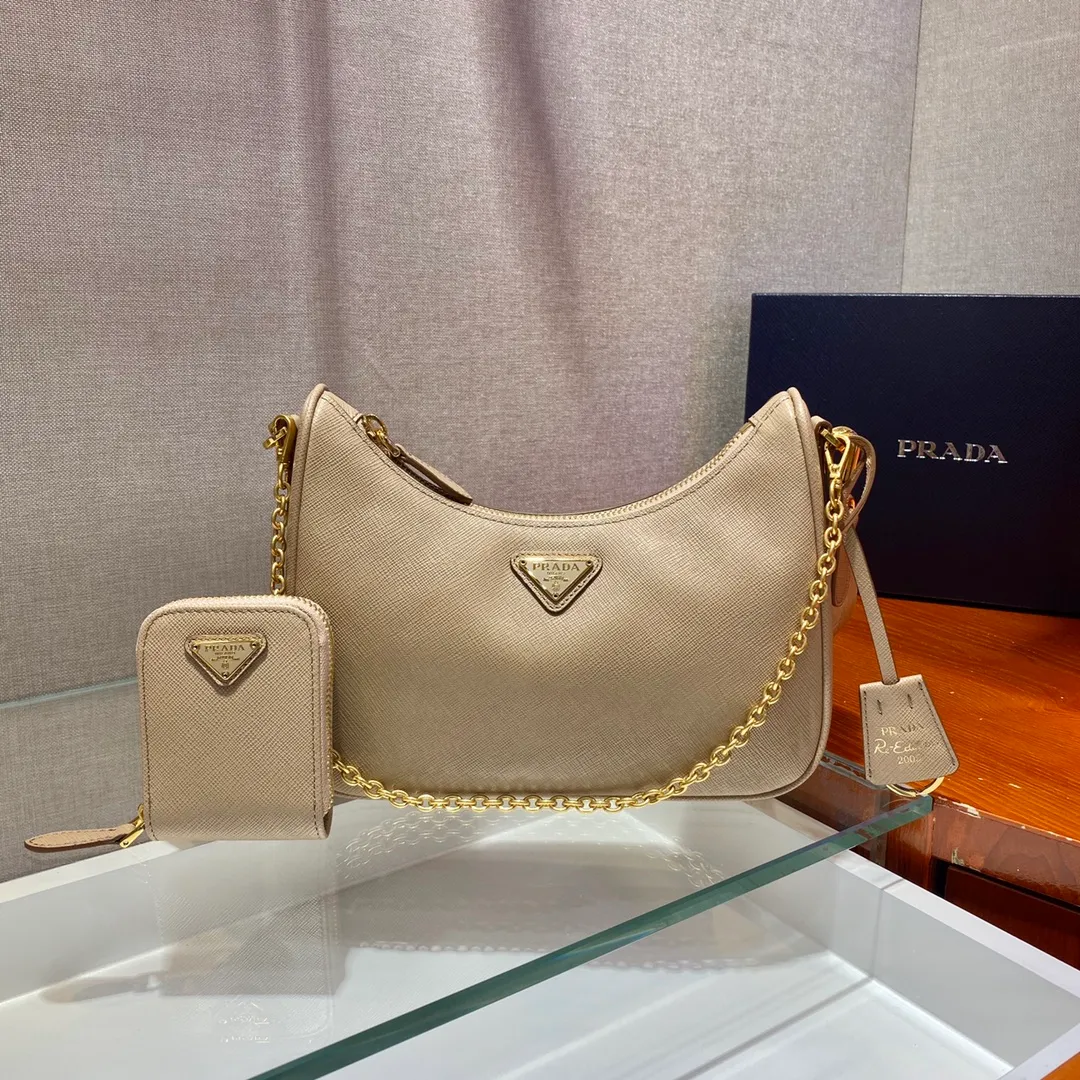 💰1500🎊Gold hardware three-in-one🎊New model 1BH204 full leather/gold hardware, nylon Hobo hand/armpit bag😘😘The full leather hobo that is popular in the fashion circle due to the crazy cultivation of the Internet celebrity sister group has a new model! 👏👏The design of this all-leather Hobo bag is great👍👍One bag with three uses😘😘waist bag/crossbody/single shoulder bag👍👍The handle is replaced by a chain, which makes the underarm bag a little more sexy. It also has a long shoulder strap. What I love most is that there is a small pendant (small bag) hanging on the shoulder strap, which can also be hung on other bags and pants as accessories. 🙊🙊There is no problem in matching various clothes in normal times😘😘Babies, hurry up and get it, it’s so beautiful🙊🙊Dimensions: length 23x height 17x bottom 6.5cm👏👏👏