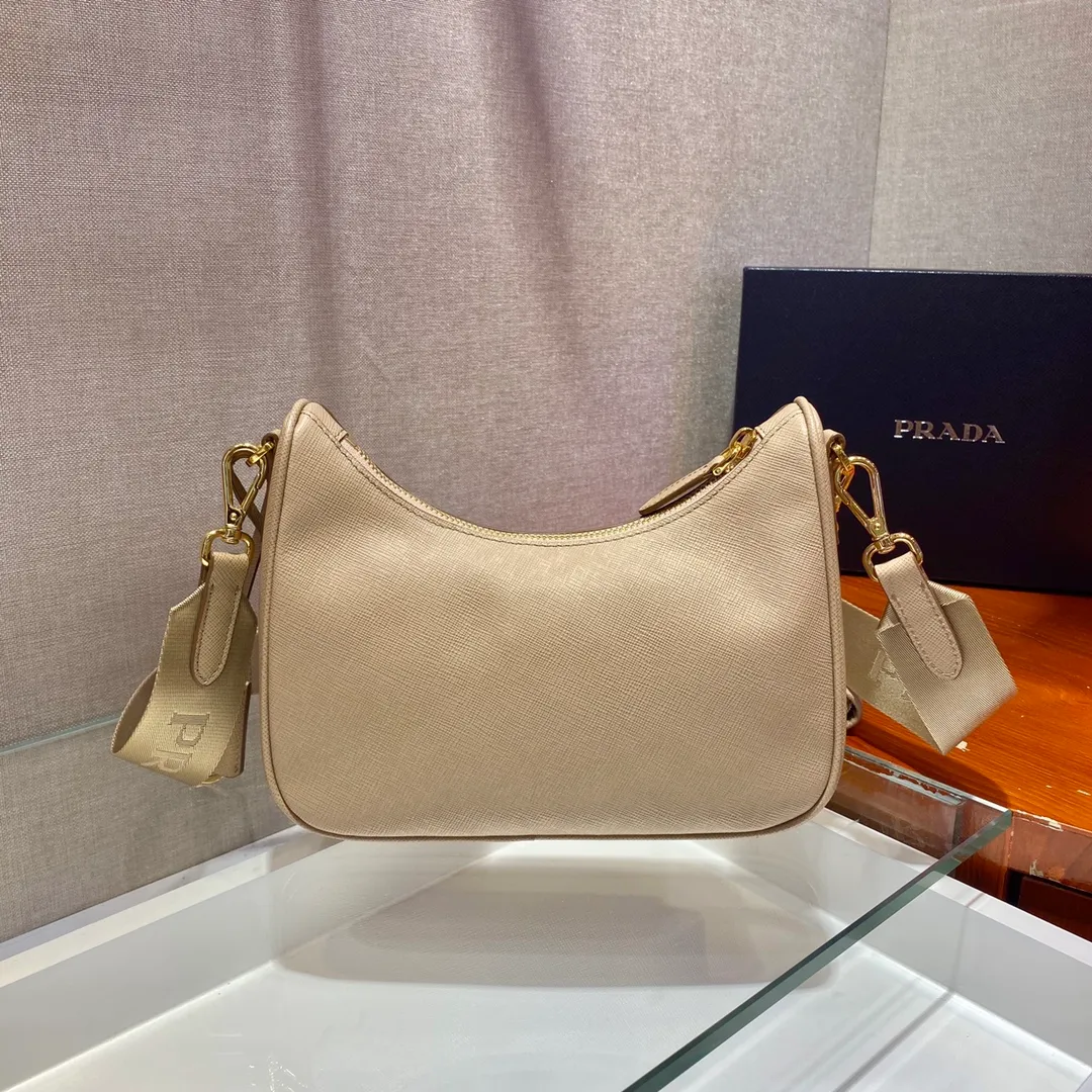 💰1500🎊Gold hardware three-in-one🎊New model 1BH204 full leather/gold hardware, nylon Hobo hand/armpit bag😘😘The full leather hobo that is popular in the fashion circle due to the crazy cultivation of the Internet celebrity sister group has a new model! 👏👏The design of this all-leather Hobo bag is great👍👍One bag with three uses😘😘waist bag/crossbody/single shoulder bag👍👍The handle is replaced by a chain, which makes the underarm bag a little more sexy. It also has a long shoulder strap. What I love most is that there is a small pendant (small bag) hanging on the shoulder strap, which can also be hung on other bags and pants as accessories. 🙊🙊There is no problem in matching various clothes in normal times😘😘Babies, hurry up and get it, it’s so beautiful🙊🙊Dimensions: length 23x height 17x bottom 6.5cm👏👏👏