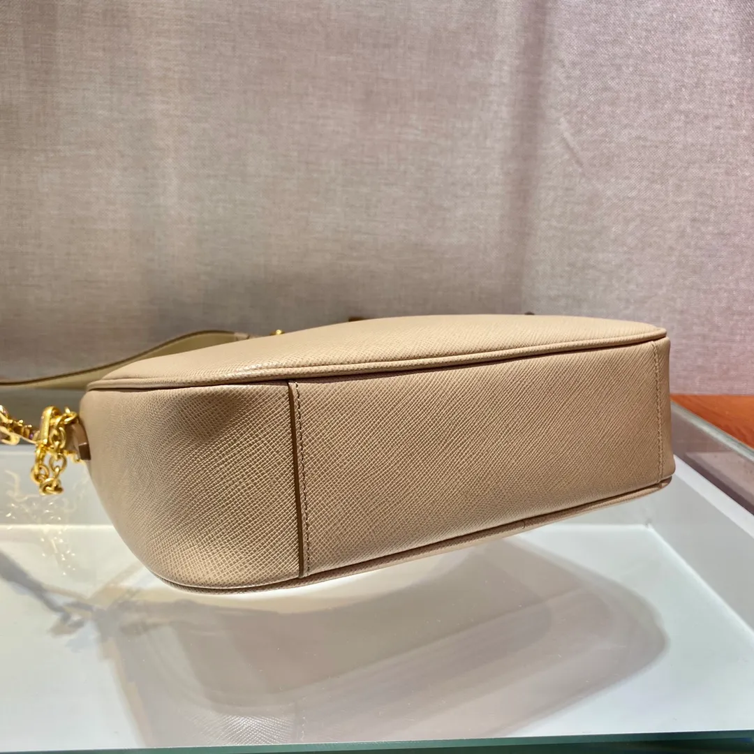 💰1500🎊Gold hardware three-in-one🎊New model 1BH204 full leather/gold hardware, nylon Hobo hand/armpit bag😘😘The full leather hobo that is popular in the fashion circle due to the crazy cultivation of the Internet celebrity sister group has a new model! 👏👏The design of this all-leather Hobo bag is great👍👍One bag with three uses😘😘waist bag/crossbody/single shoulder bag👍👍The handle is replaced by a chain, which makes the underarm bag a little more sexy. It also has a long shoulder strap. What I love most is that there is a small pendant (small bag) hanging on the shoulder strap, which can also be hung on other bags and pants as accessories. 🙊🙊There is no problem in matching various clothes in normal times😘😘Babies, hurry up and get it, it’s so beautiful🙊🙊Dimensions: length 23x height 17x bottom 6.5cm👏👏👏