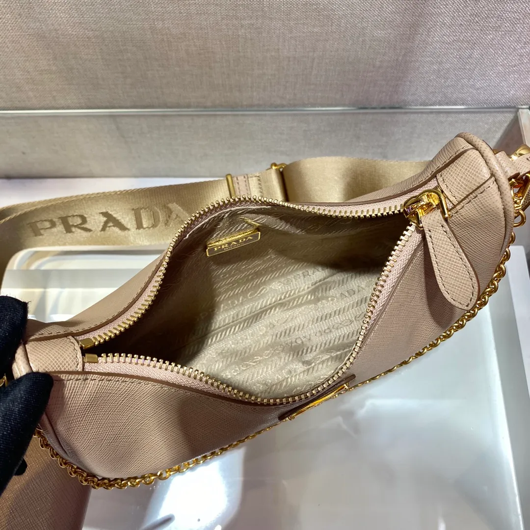 💰1500🎊Gold hardware three-in-one🎊New model 1BH204 full leather/gold hardware, nylon Hobo hand/armpit bag😘😘The full leather hobo that is popular in the fashion circle due to the crazy cultivation of the Internet celebrity sister group has a new model! 👏👏The design of this all-leather Hobo bag is great👍👍One bag with three uses😘😘waist bag/crossbody/single shoulder bag👍👍The handle is replaced by a chain, which makes the underarm bag a little more sexy. It also has a long shoulder strap. What I love most is that there is a small pendant (small bag) hanging on the shoulder strap, which can also be hung on other bags and pants as accessories. 🙊🙊There is no problem in matching various clothes in normal times😘😘Babies, hurry up and get it, it’s so beautiful🙊🙊Dimensions: length 23x height 17x bottom 6.5cm👏👏👏
