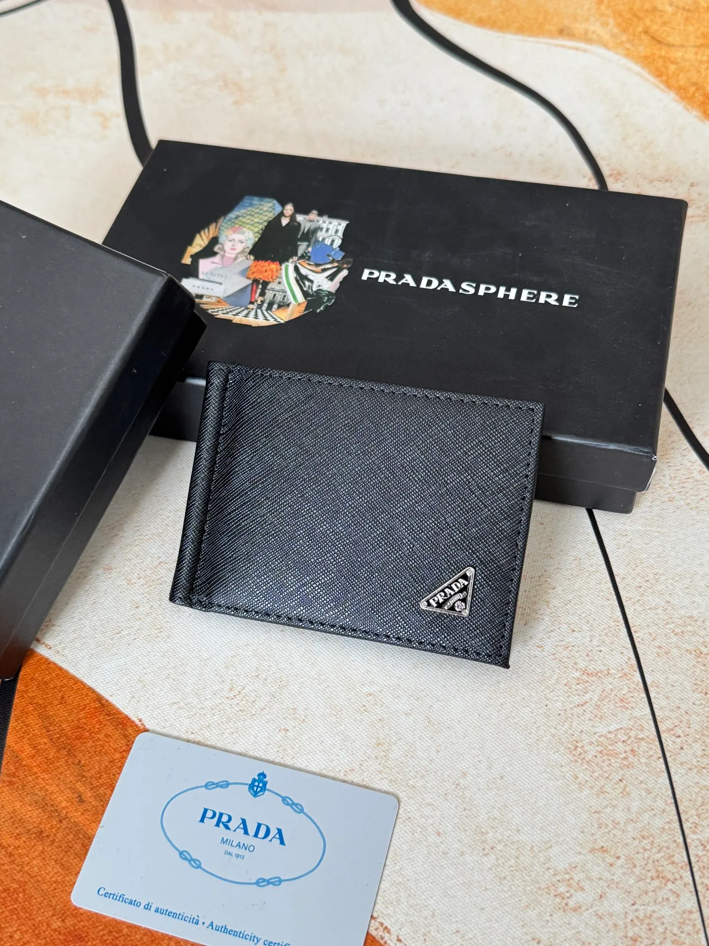 💰130💰Prada Exclusive Real Photo Dollar Bill Clip Cross-grain cowhide metal clip in the middle. Simple and easy to use. It can store money at any time and is easier to put in the trouser pocket. Model: 2MC165 - Dollar Clip Size: 12*8cm