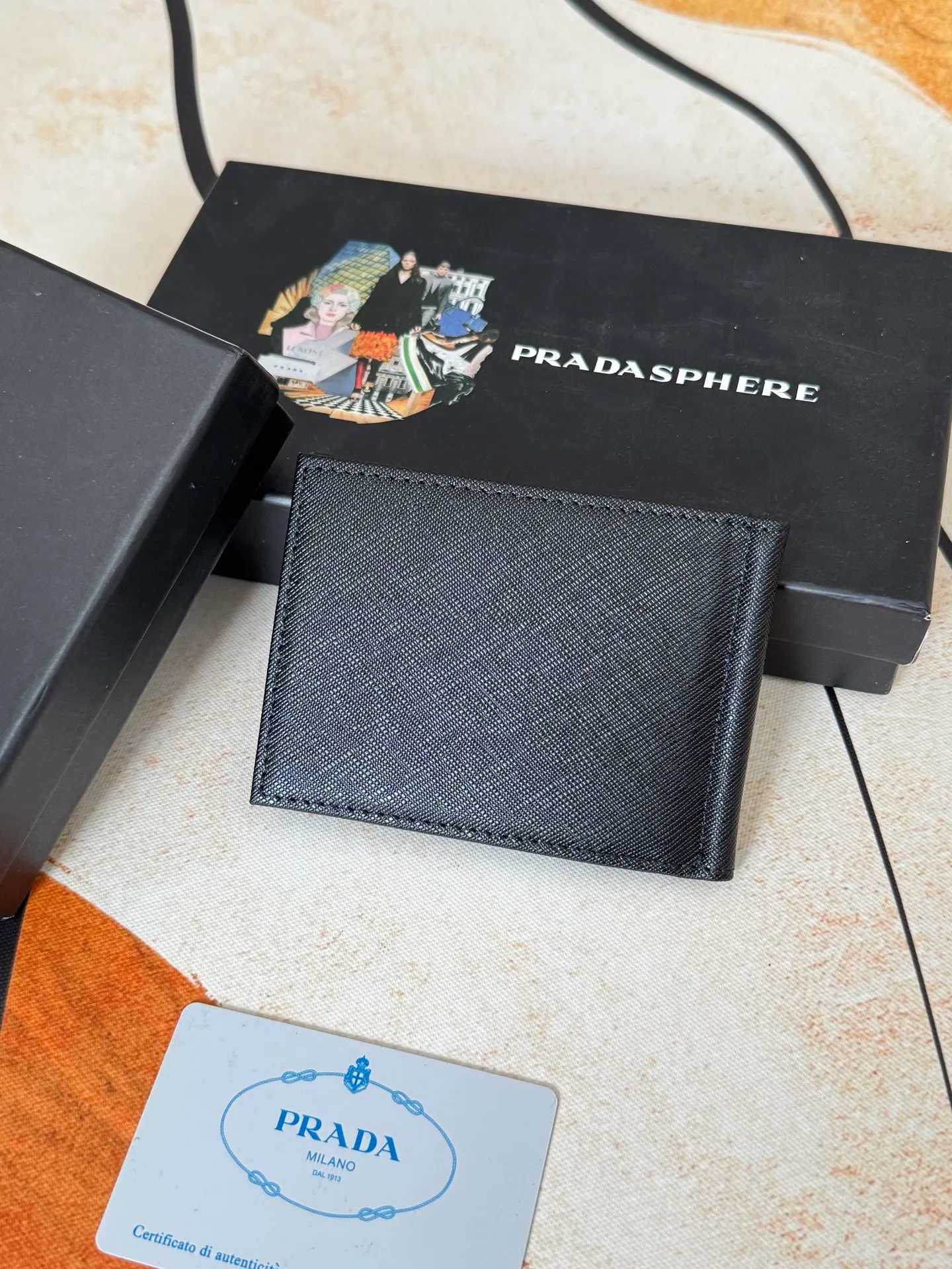 💰130💰Prada Exclusive Real Photo Dollar Bill Clip Cross-grain cowhide metal clip in the middle. Simple and easy to use. It can store money at any time and is easier to put in the trouser pocket. Model: 2MC165 - Dollar Clip Size: 12*8cm