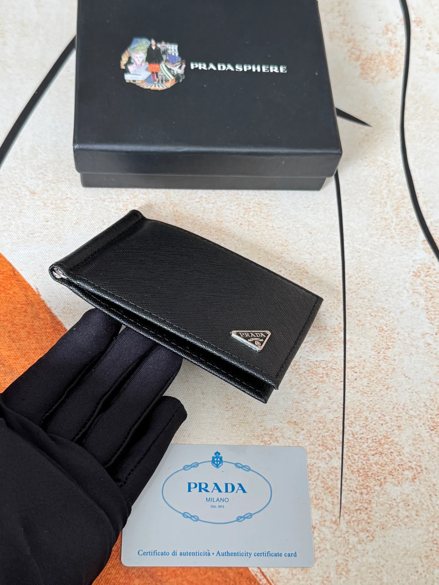 💰130💰Prada Exclusive Real Photo Dollar Bill Clip Cross-grain cowhide metal clip in the middle. Simple and easy to use. It can store money at any time and is easier to put in the trouser pocket. Model: 2MC165 - Dollar Clip Size: 12*8cm