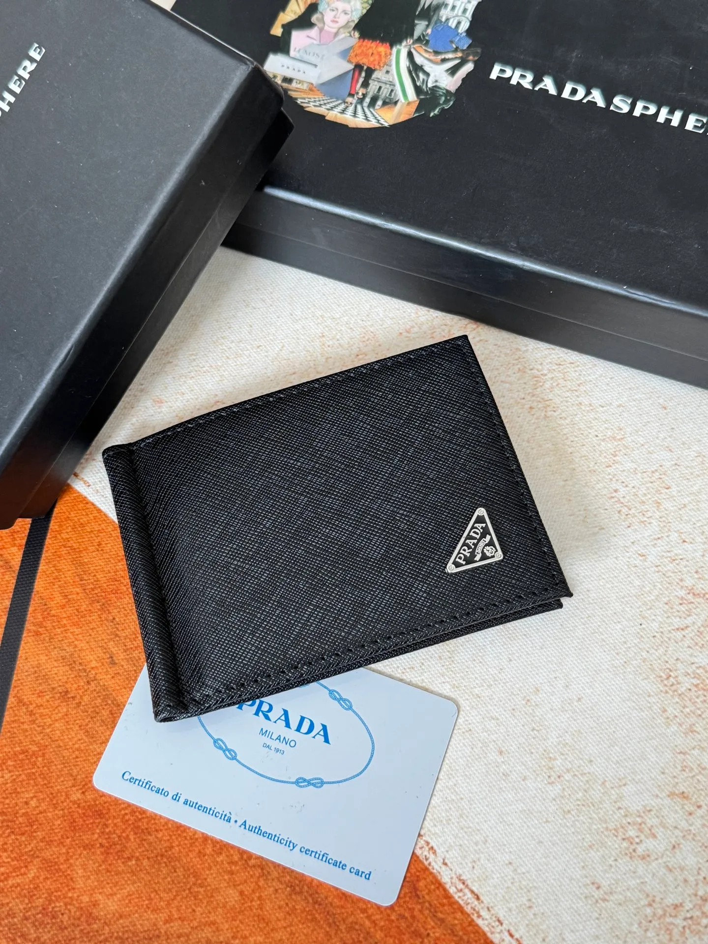 💰130💰Prada Exclusive Real Photo Dollar Bill Clip Cross-grain cowhide metal clip in the middle. Simple and easy to use. It can store money at any time and is easier to put in the trouser pocket. Model: 2MC165 - Dollar Clip Size: 12*8cm