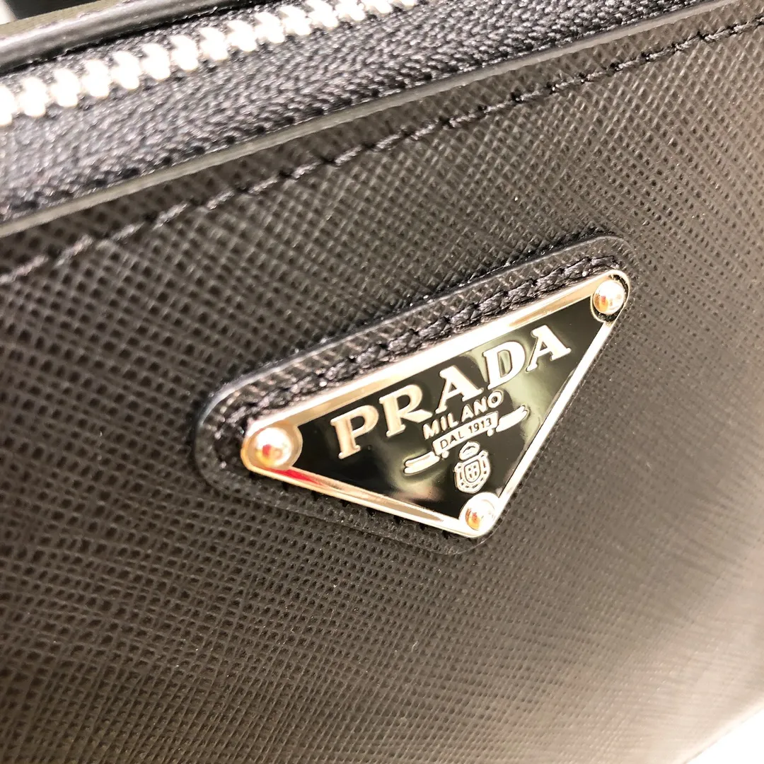 💰1120✨New first launch✨ 2VH070 men's new camera📷bag The trendy representative among p-family camera bags📷 Imported Saffiano cross-grain cowhide The main compartment is zippered and equipped with internal pockets Adjustable nylon shoulder straps decorated with jacquard logo Unique design Fashion leader Outstanding temperament The overall body of the bag is very textured Cross-grain cowhide is crisp and stylish size：18*12*5.5cm
