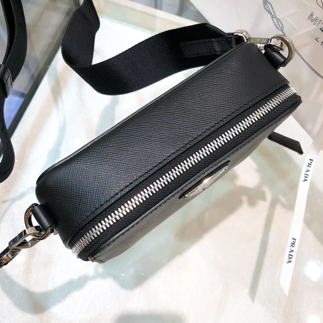 💰1120✨New first launch✨ 2VH070 men's new camera📷bag The trendy representative among p-family camera bags📷 Imported Saffiano cross-grain cowhide The main compartment is zippered and equipped with internal pockets Adjustable nylon shoulder straps decorated with jacquard logo Unique design Fashion leader Outstanding temperament The overall body of the bag is very textured Cross-grain cowhide is crisp and stylish size：18*12*5.5cm