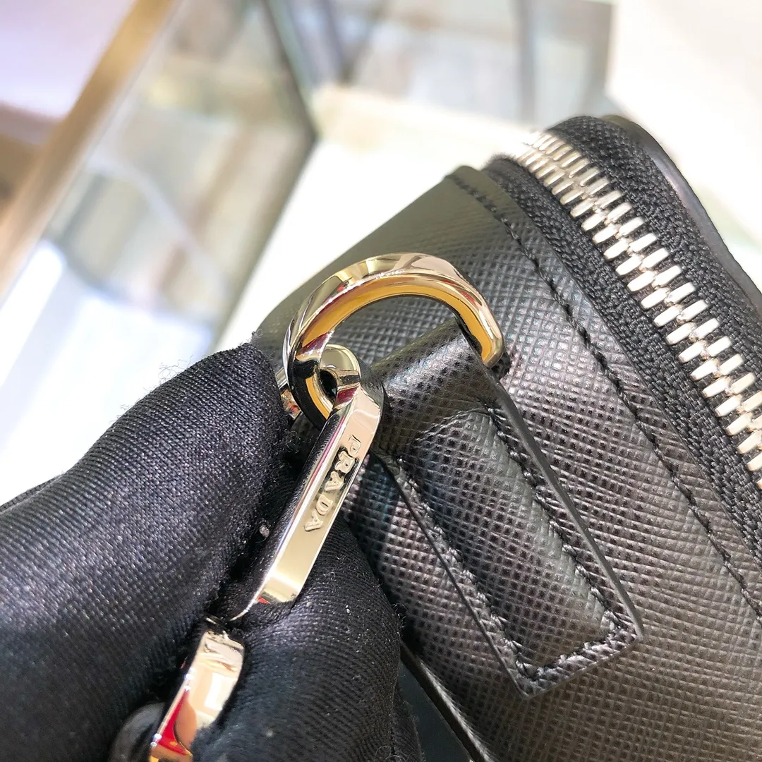 💰1120✨New first launch✨ 2VH070 men's new camera📷bag The trendy representative among p-family camera bags📷 Imported Saffiano cross-grain cowhide The main compartment is zippered and equipped with internal pockets Adjustable nylon shoulder straps decorated with jacquard logo Unique design Fashion leader Outstanding temperament The overall body of the bag is very textured Cross-grain cowhide is crisp and stylish size：18*12*5.5cm